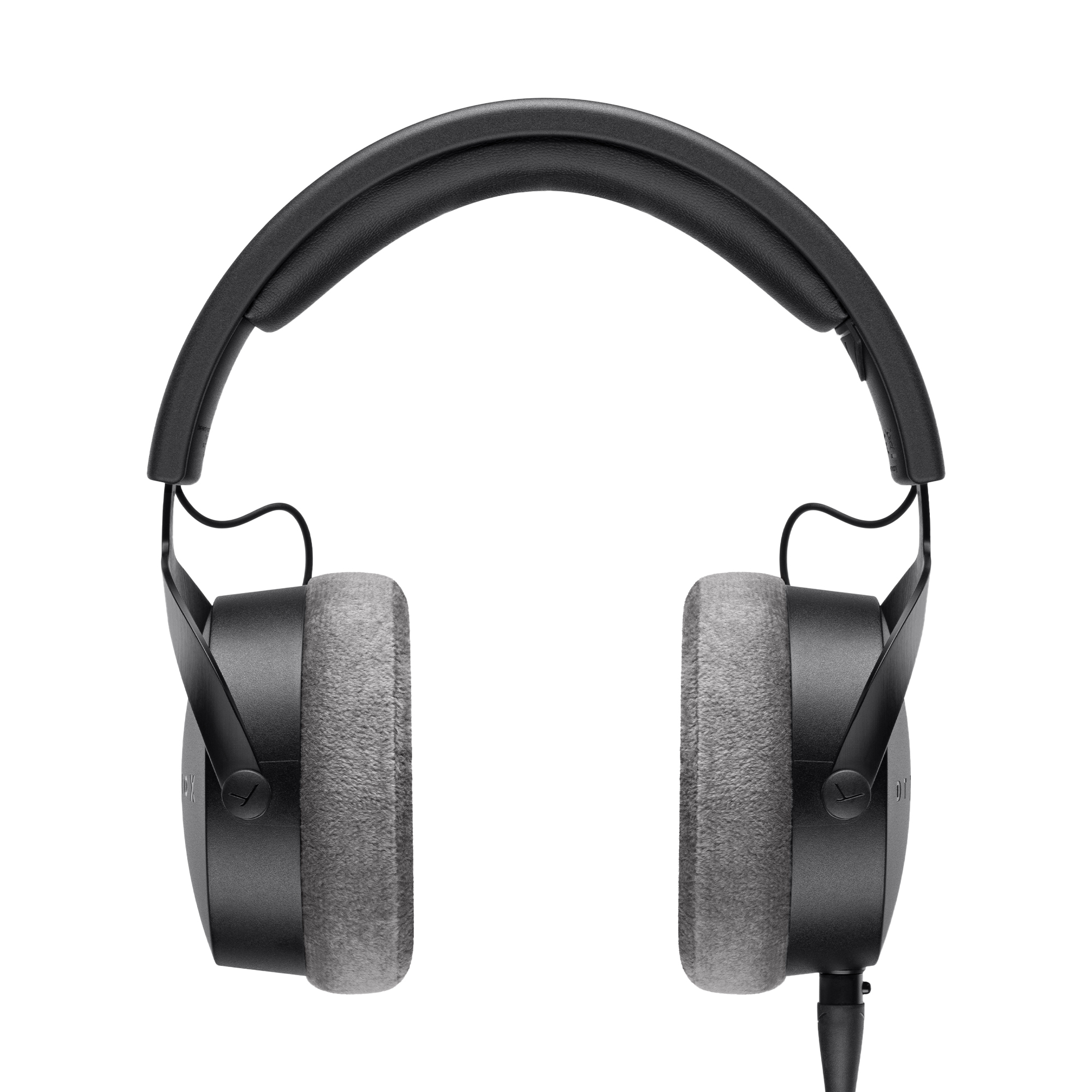 Czarne słuchawki z szarymi nausznicami na białym tle. Pałąk jest wygięty. Kabel wychodzi z prawej słuchawki.