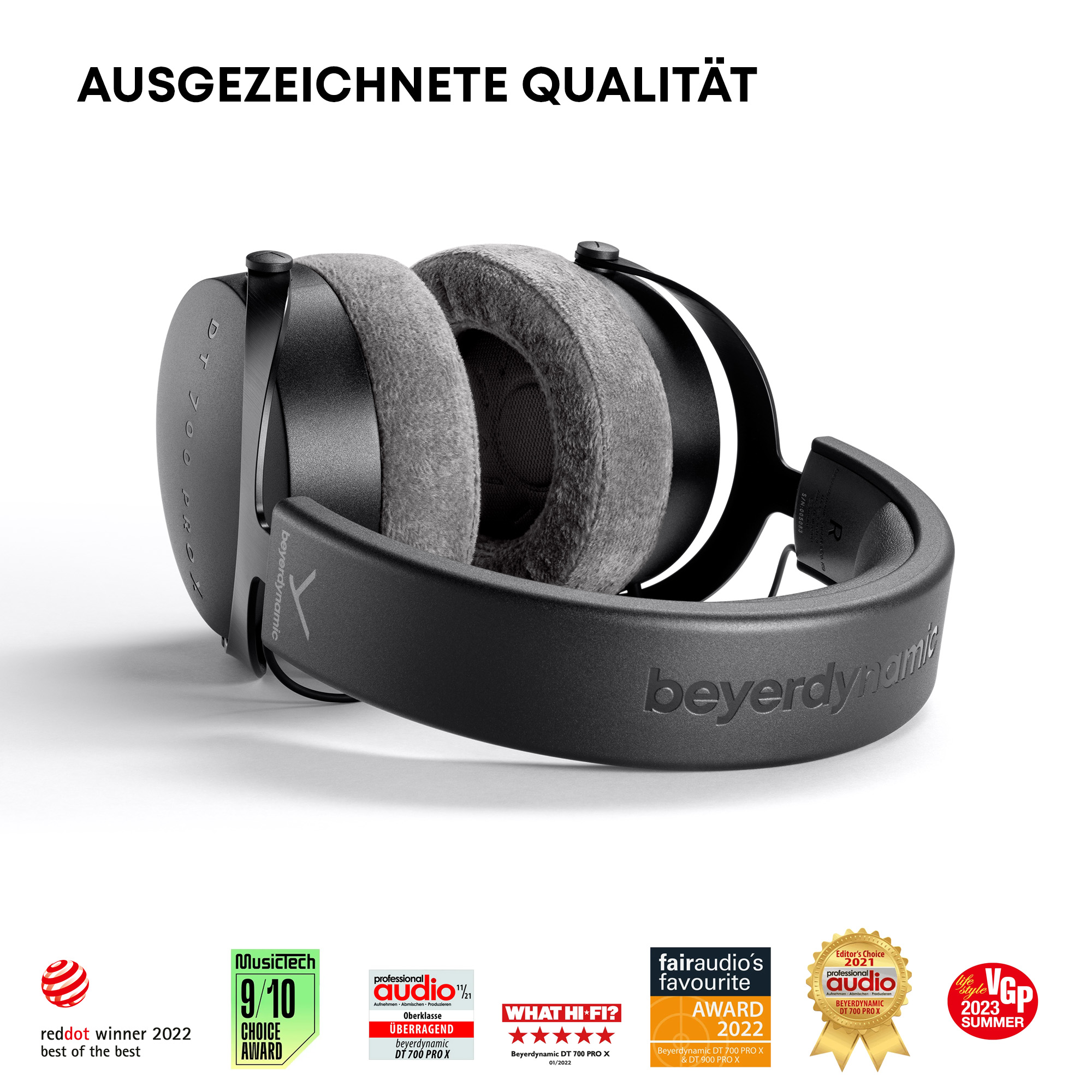 Czarne słuchawki Beyerdynamic z szarymi nausznikami. Nagrody na dole. Tekst na górze: AUSGEZEICHNETE QUALITÄT.