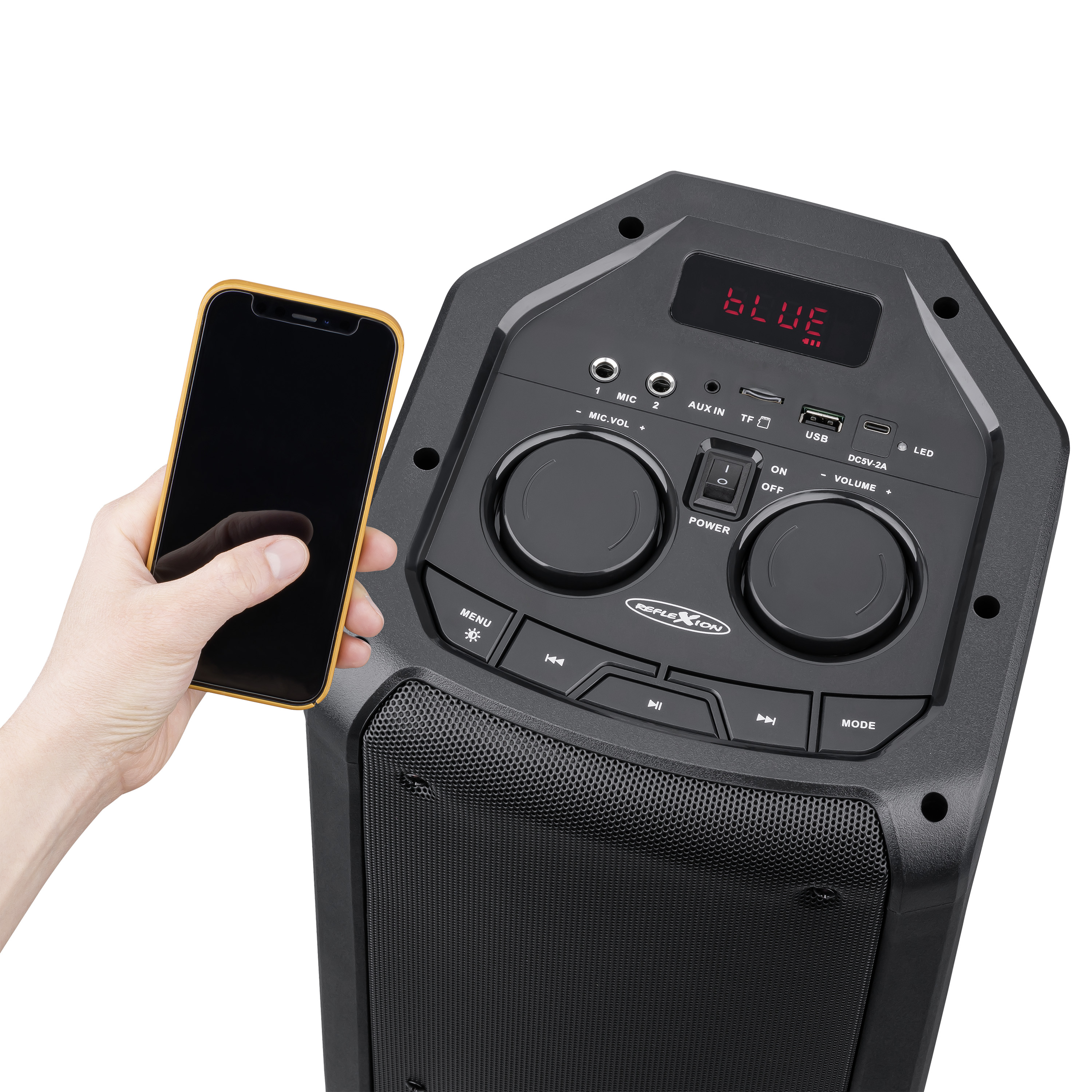 Eine Hand hält ein Telefon in der Nähe eines schwarzen Lautsprechers. Der Lautsprecher hat Knöpfe, Lautstärkeregler und eine Anzeige.