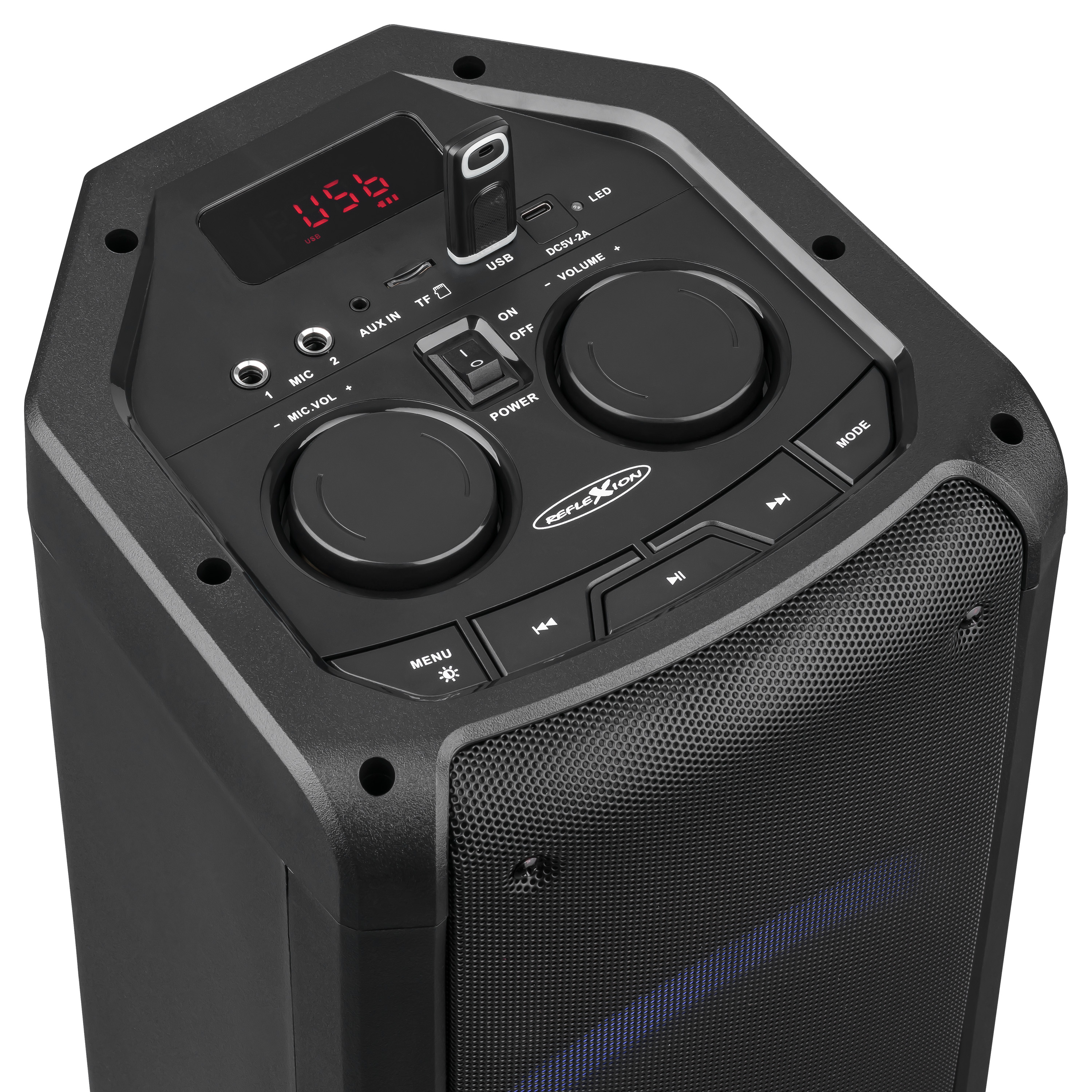 Schwarzer Lautsprecher mit Bedienelementen. Anzeige zeigt 056. USB-Laufwerk eingesetzt. Mesh-Front. Knöpfe und Tasten sichtbar.