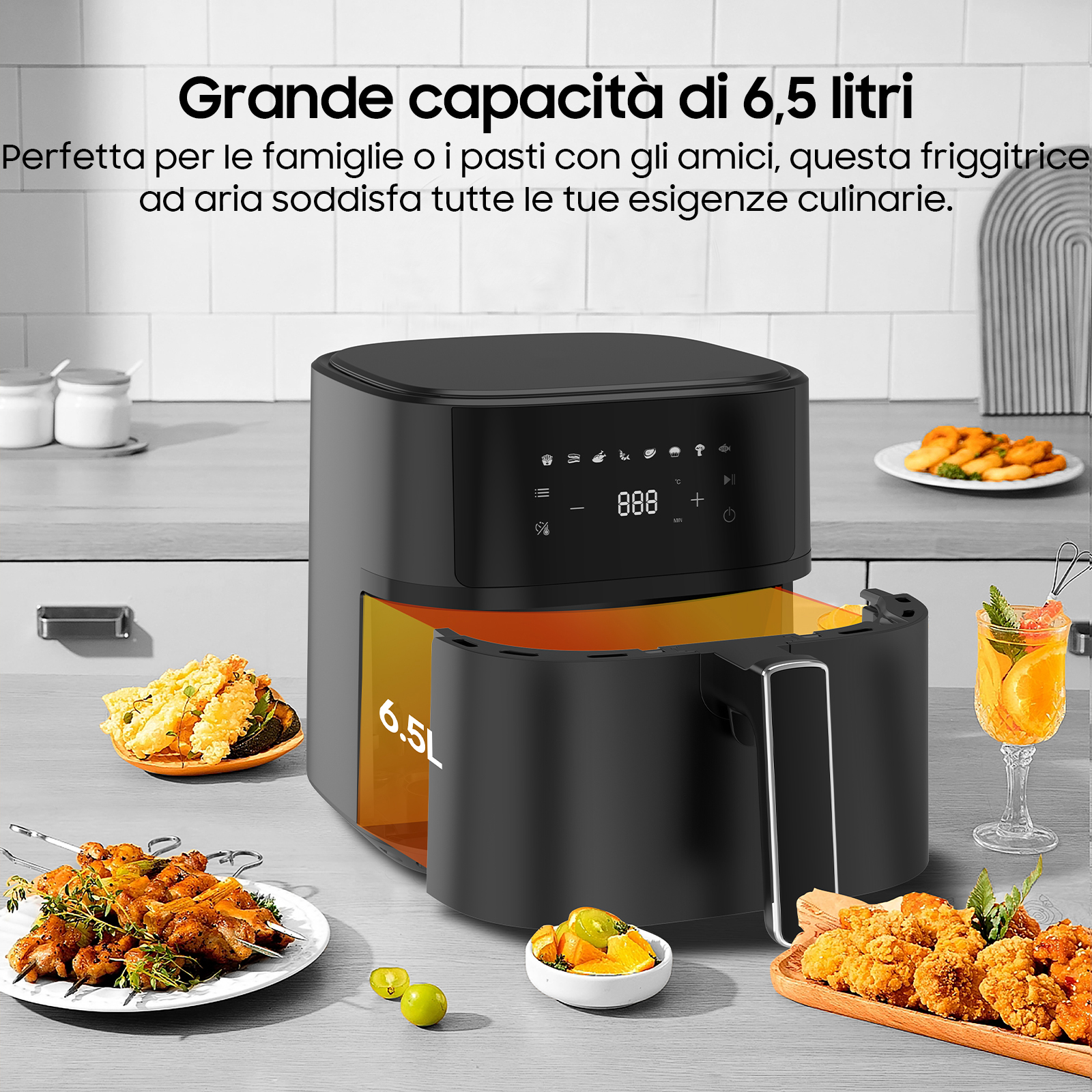 Friggitrice ad aria nera da 6,5L. Il display mostra 888. Cibi fritti e bevanda sul tavolo.