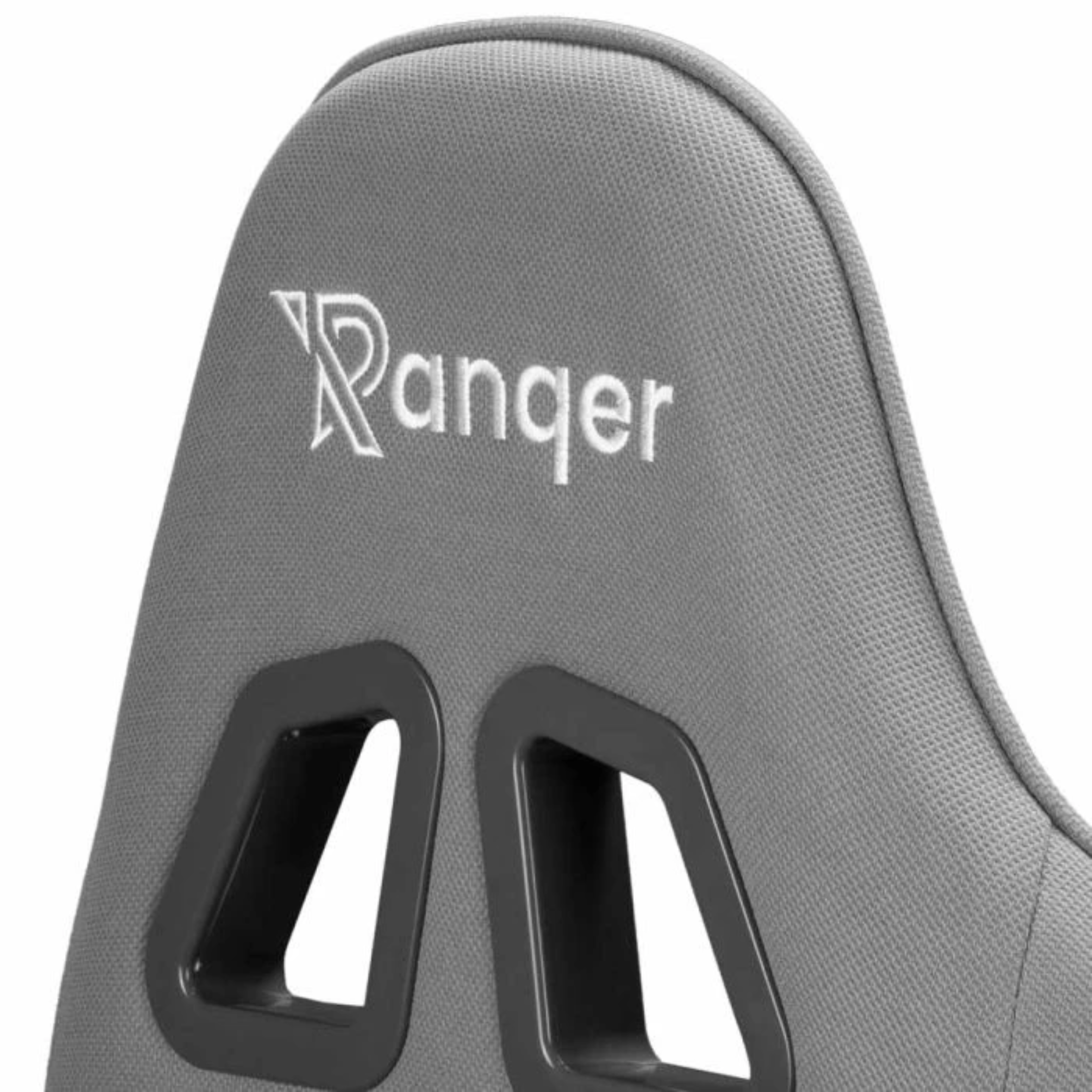 Dossier de chaise gaming gris avec le mot 'Ranger' en blanc. Deux découpes noires sont visibles.