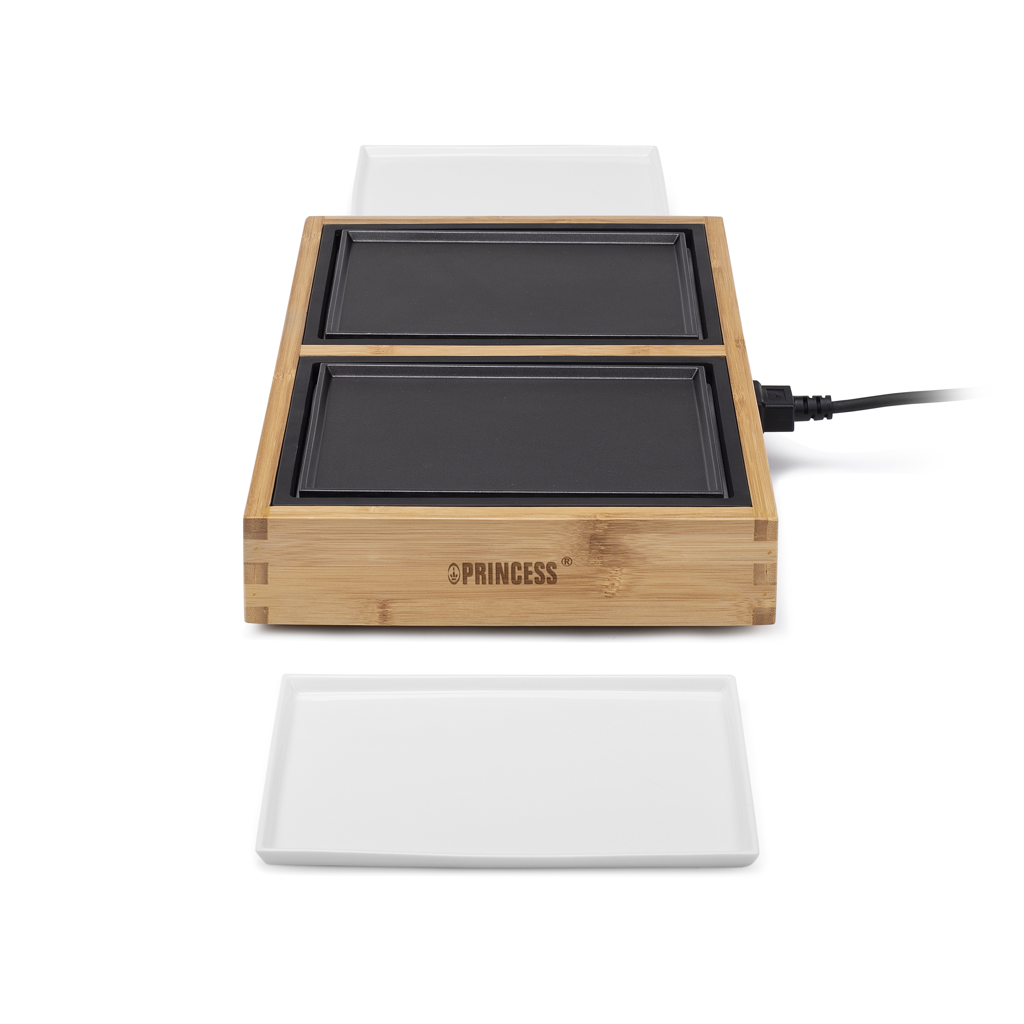 Ein Princess-Grill mit zwei schwarzen Kochflächen, Holzrahmen, zwei weißen Tabletts und einem Netzkabel.