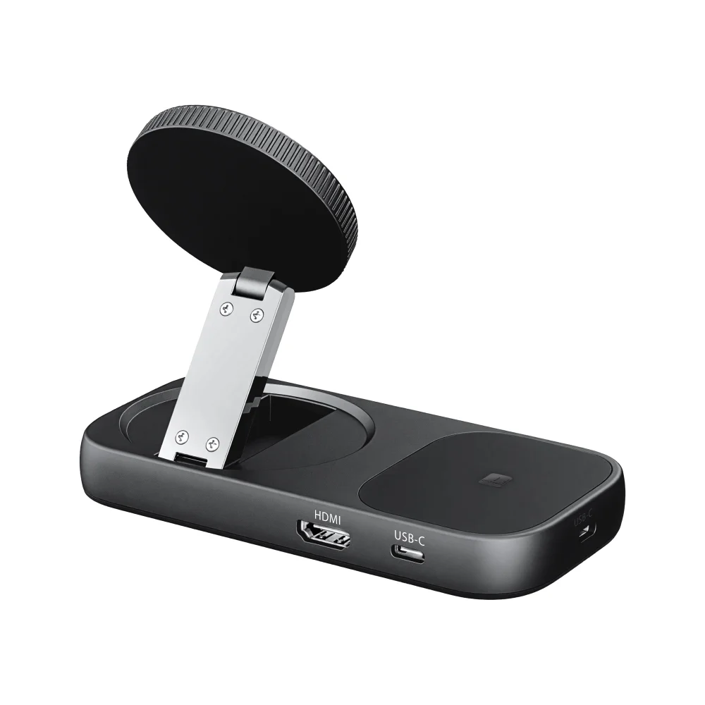 Czarne urządzenie z okrągłym wierzchem i składanym stojakiem. Posiada porty HDMI i USB-C. Górna część ma karbowaną krawędź.