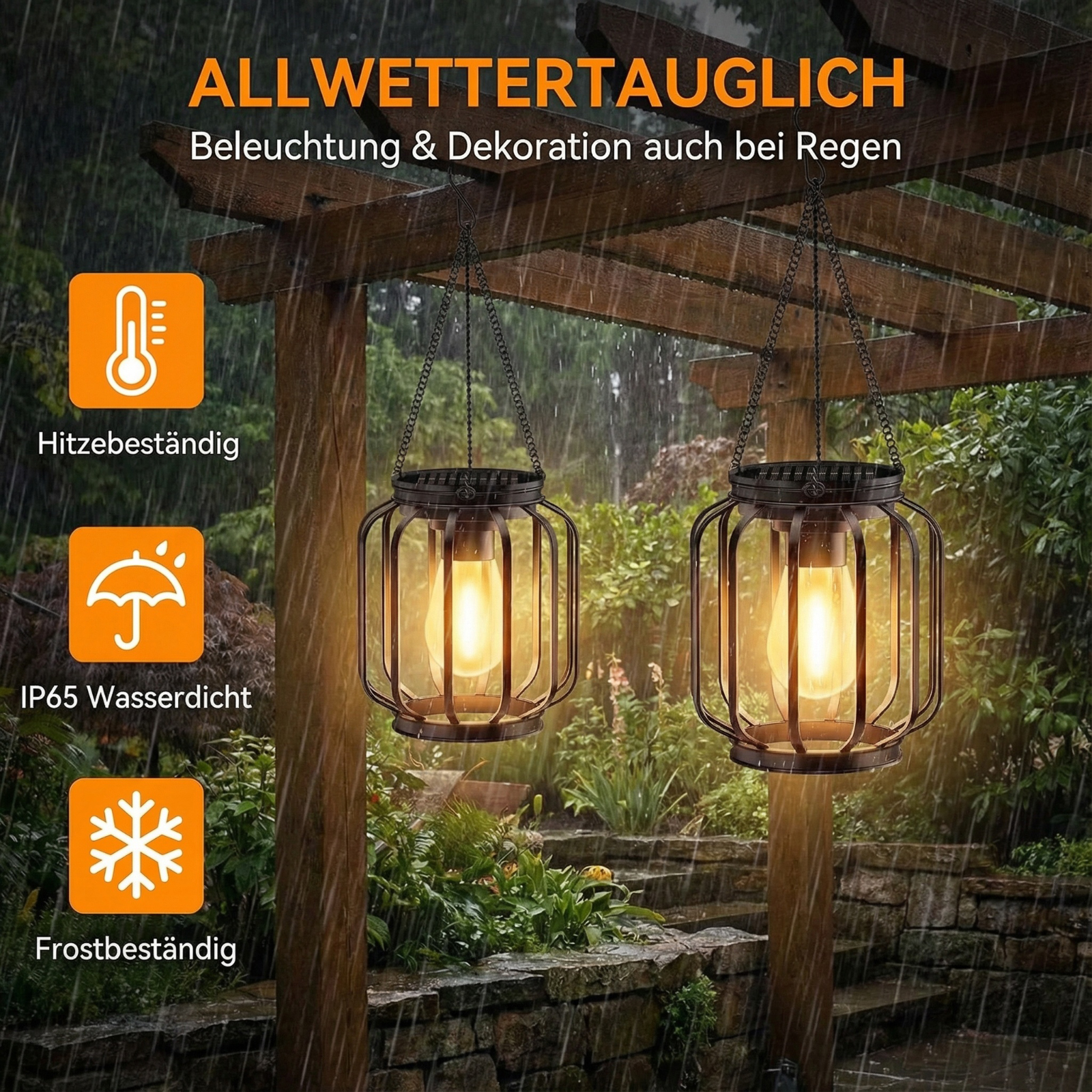 Zwei hängende Laternen mit leuchtenden Glühbirnen unter Holzbalken im Regen. Hintergrund: grüne Pflanzen und Steinstufen.
