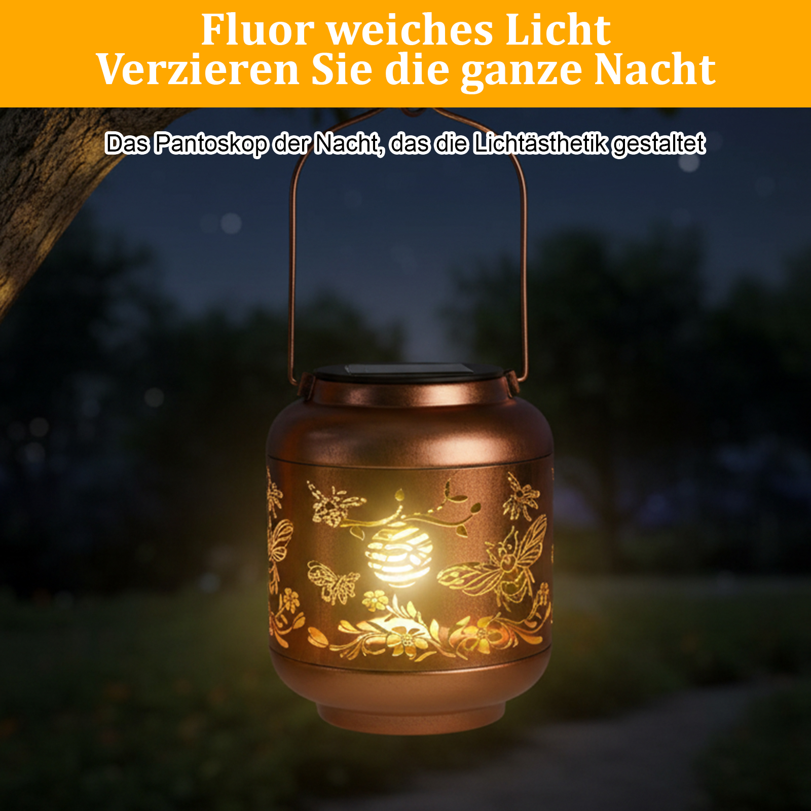Eine bronzene Laterne mit Schmetterlingsausschnitten hängt nachts an einem Ast. Sie strahlt ein warmes, einladendes Leuchten aus.