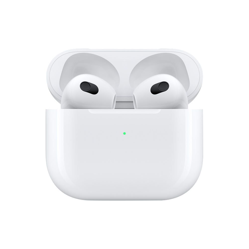 Weiße AirPods in einem offenen Ladekoffer, mit grüner Ladeanzeige. Ohrhörer sind sichtbar. Der Hintergrund ist weiß.