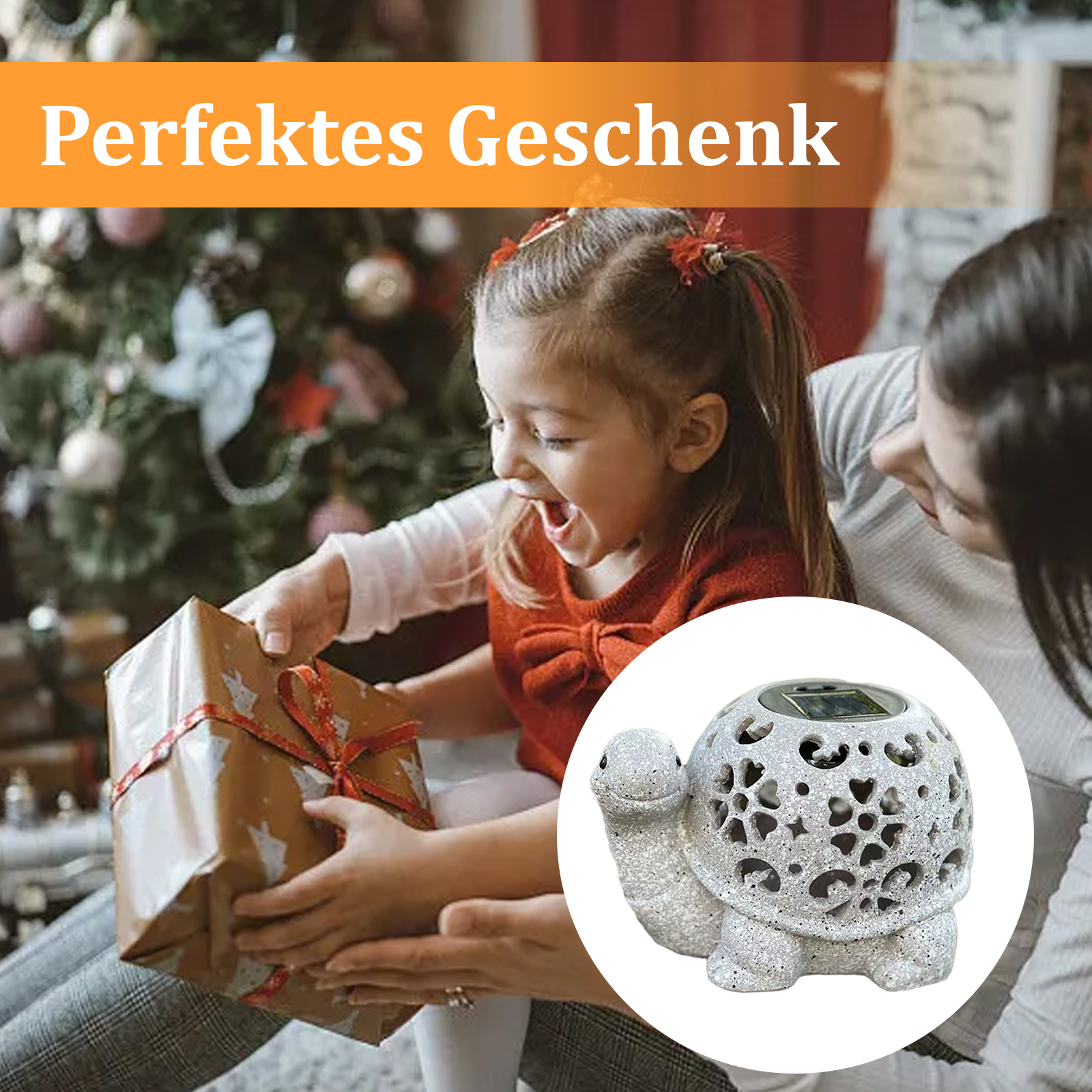 Ein Mädchen öffnet ein Geschenk mit einer Frau. Ein Weihnachtsbaum im Hintergrund, eine Schildkröten-Solarleuchte im Vordergrund.