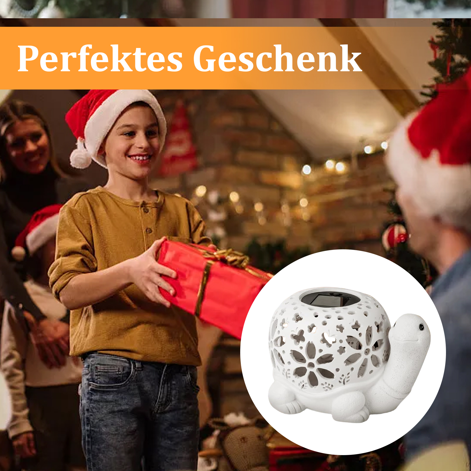 Ein Junge mit Weihnachtsmütze hält ein rotes Geschenk. Familienmitglieder sind im Hintergrund, eine weiße schildkrötenförmige Lampe rechts.
