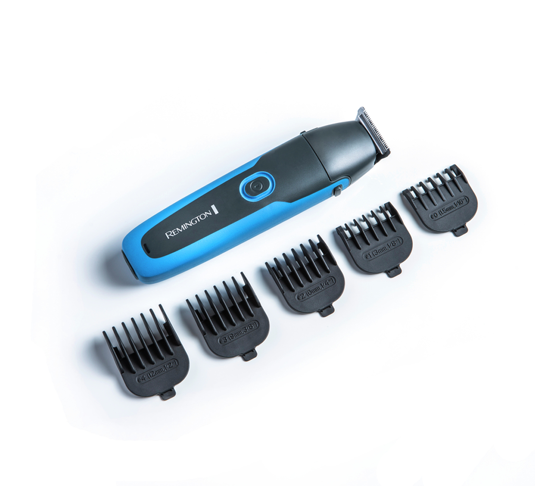 Trymer do brody Remington z niebiesko-czarnymi akcentami i pięcioma czarnymi nasadkami grzebieniowymi o różnych rozmiarach na białym tle.