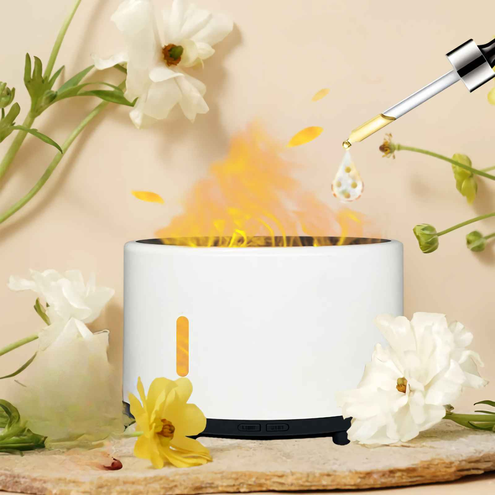 Weißer Diffusor für ätherische Öle mit gelben Flammen, Öltropfen, weißen Blumen und einer Pipette. Beiger Hintergrund.
