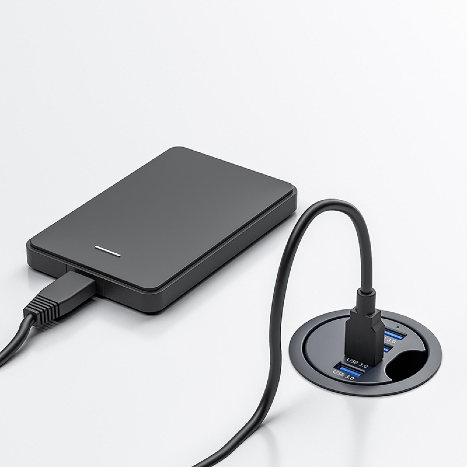 Schwarze externe Festplatte, die mit einem USB-Hub verbunden ist, auf weißer Oberfläche. USB-Hub hat USB 3.0-Anschlüsse.