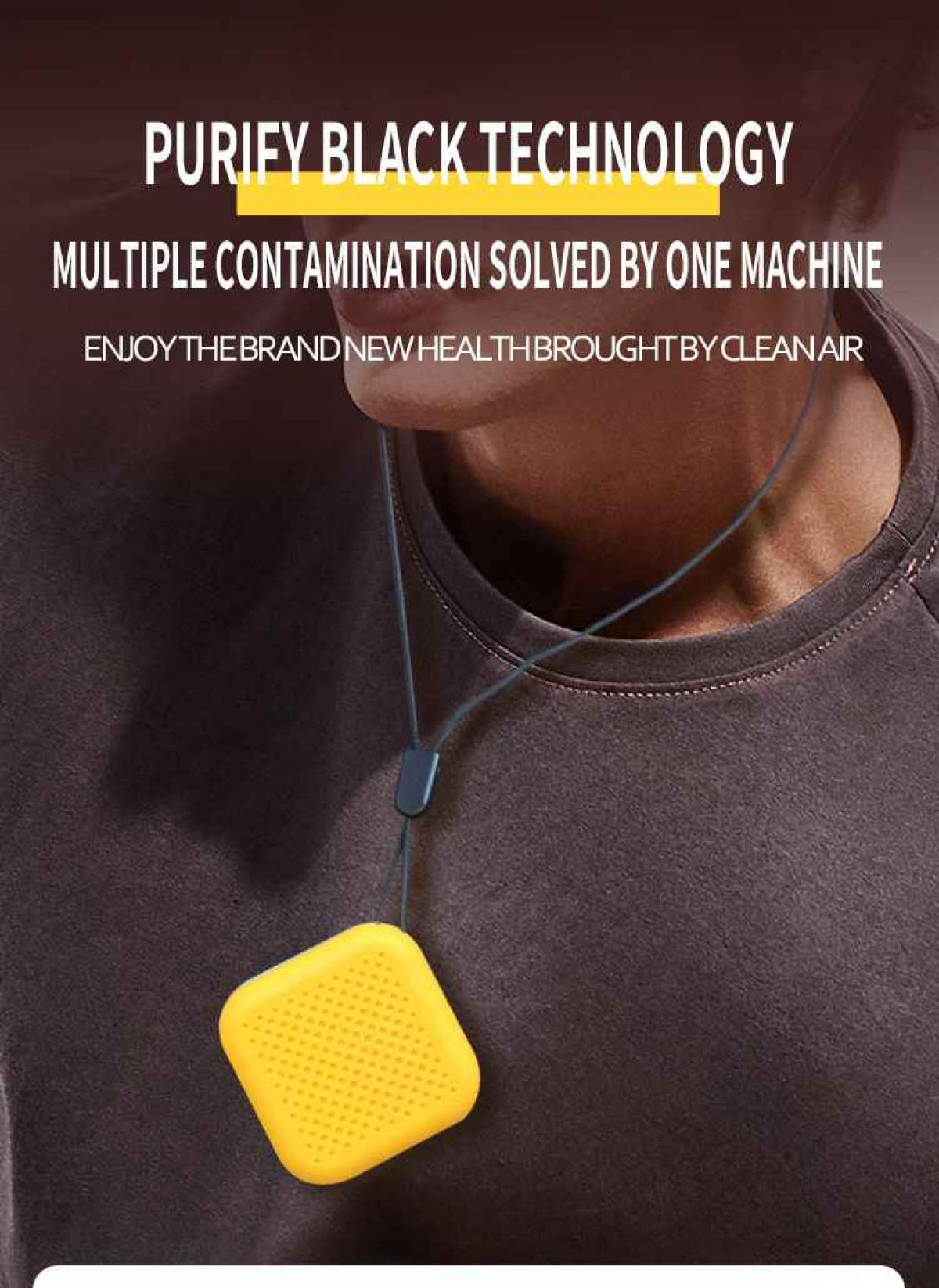 Eine Person, die einen gelben Luftreiniger um den Hals trägt. Oben steht: PURIFY BLACK TECHNOLOGY.