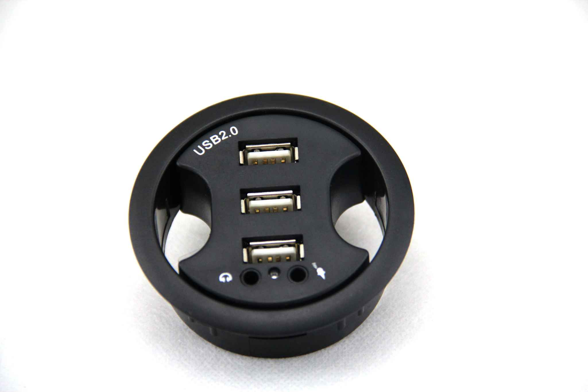 Schwarzes USB 2.0-Ladegerät mit drei Anschlüssen. Es hat Kopfhörer- und Stromsymbole. Der Hintergrund ist weiß.