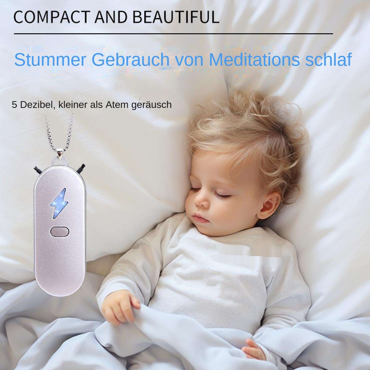 Ein schlafendes Baby auf weißen Laken mit einem Halskettengerät. Das Gerät hat einen Blitz und eine Taste. Text auf Deutsch steht oben.
