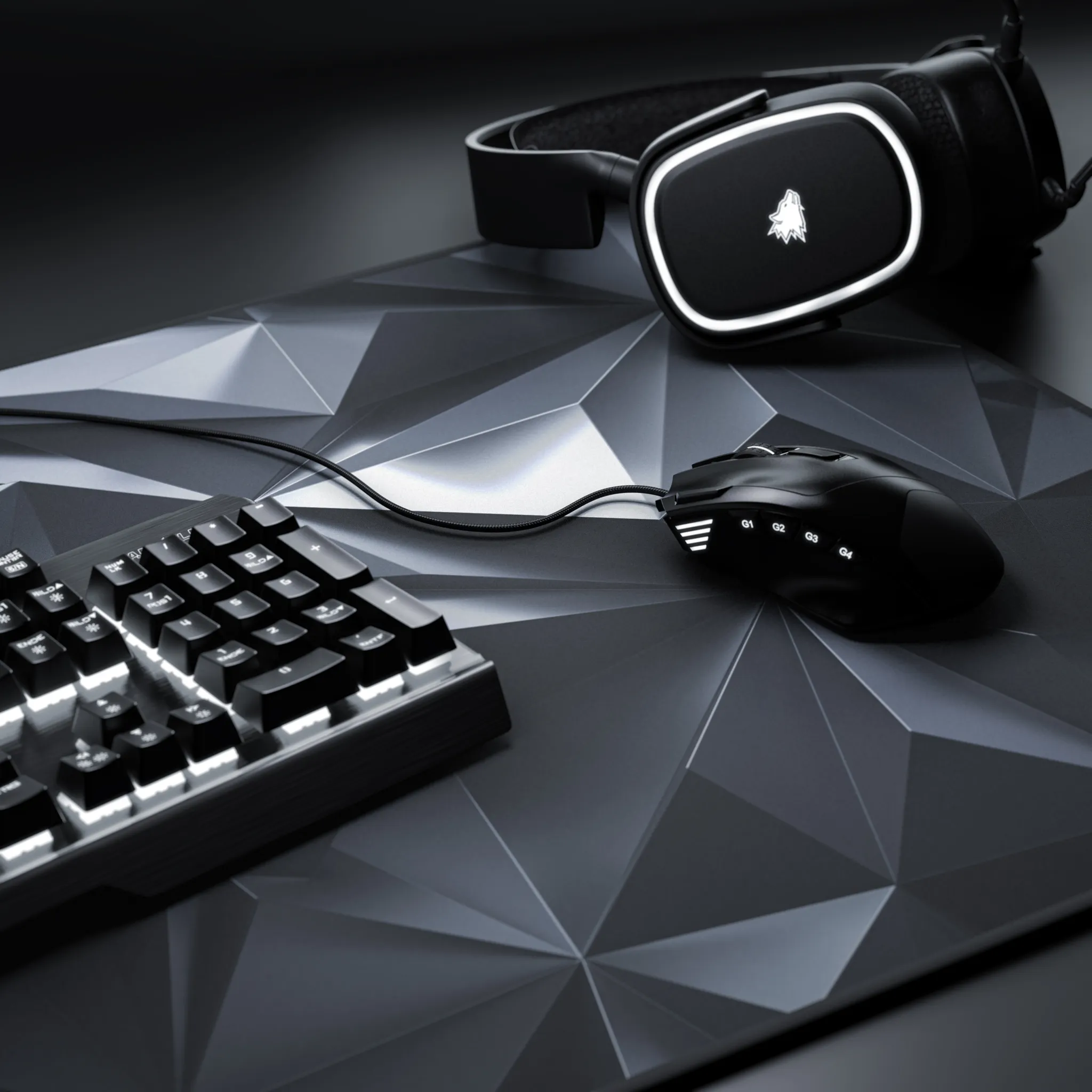 Schwarzes Gaming-Setup: Tastatur, Maus und Headset auf einem geometrisch gemusterten Mauspads. Weiß beleuchtete Tasten und Mauslichter.