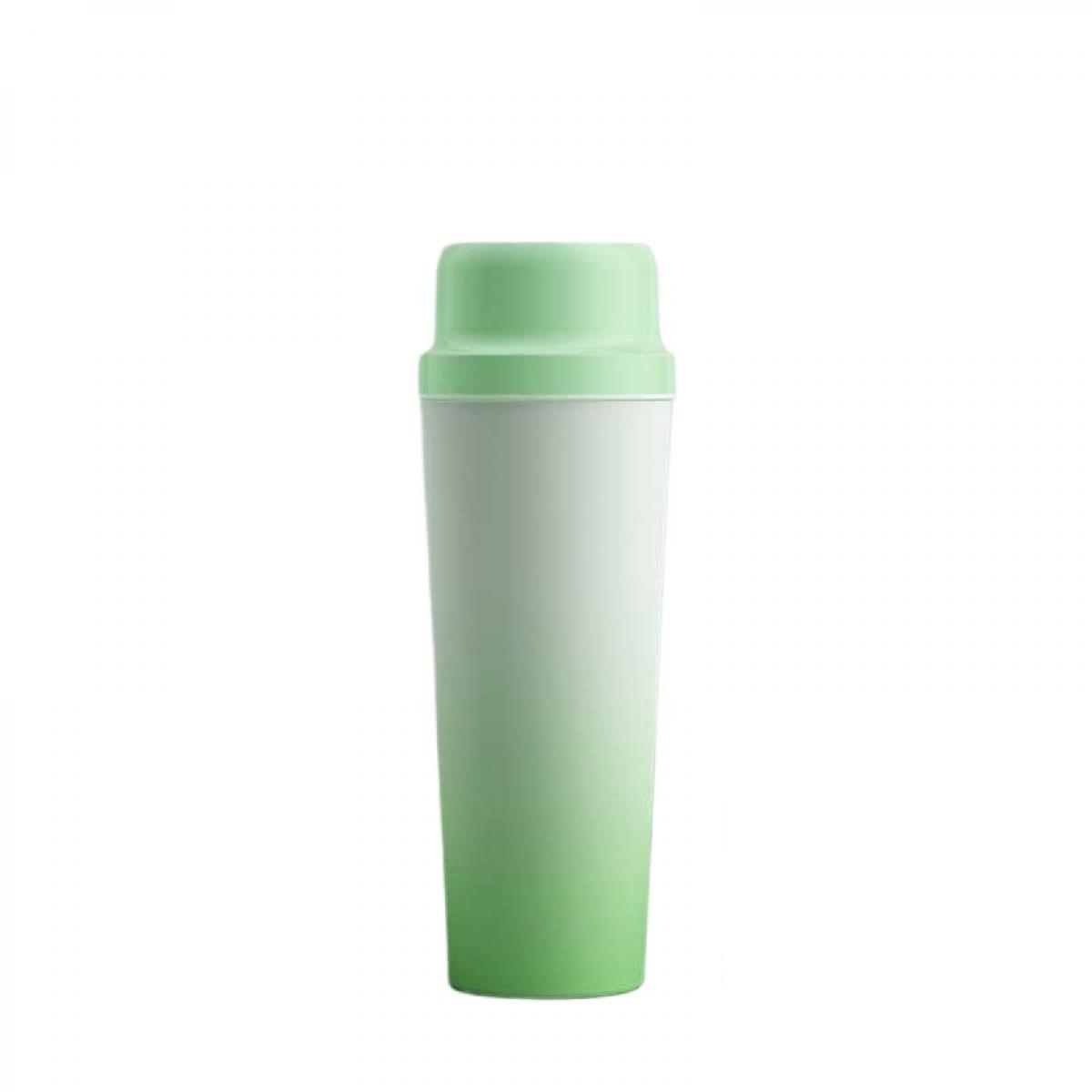Eine grün-weiße Shaker-Flasche mit Farbverlauf steht mittig vor einem weißen Hintergrund. Der Deckel ist hellgrün und verblasst zu Weiß.