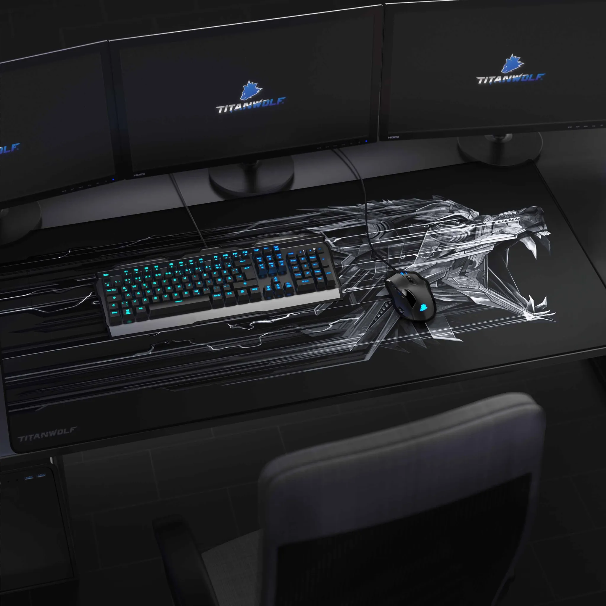 Ein Gaming-Setup mit drei Monitoren, Tastatur, Maus und einem großen Mauspad mit Wolfsdesign.