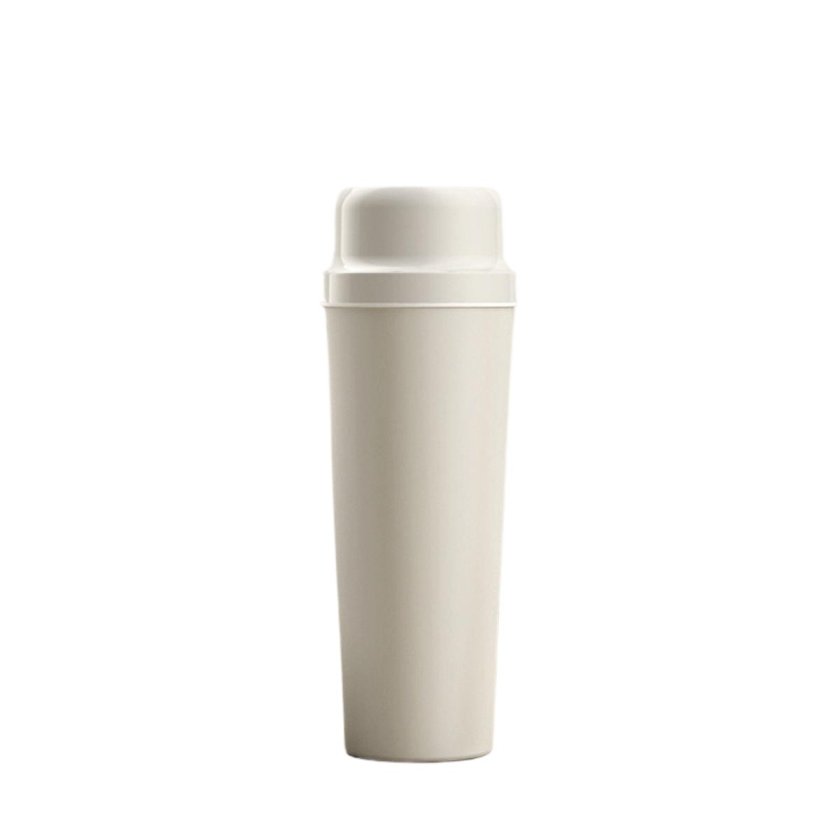 Ein beiger Cocktailshaker steht auf weißem Hintergrund. Er hat einen zylindrischen Körper mit abgerundeter Oberseite und Deckel.