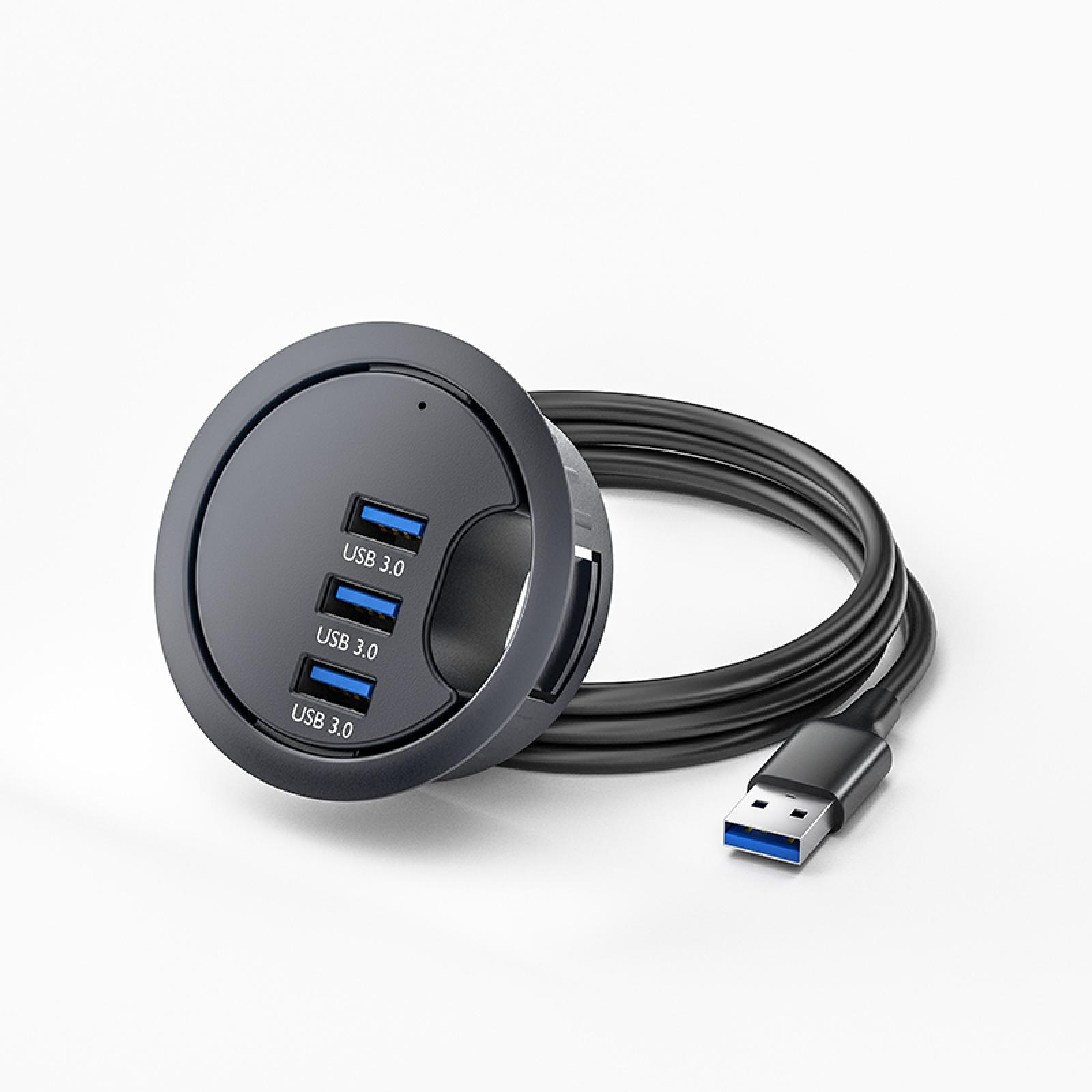 Ein schwarzer USB-Hub mit drei USB 3.0-Anschlüssen. Ein schwarzes Kabel ist angebracht und endet in einem USB-Anschluss. Weißer Hintergrund.