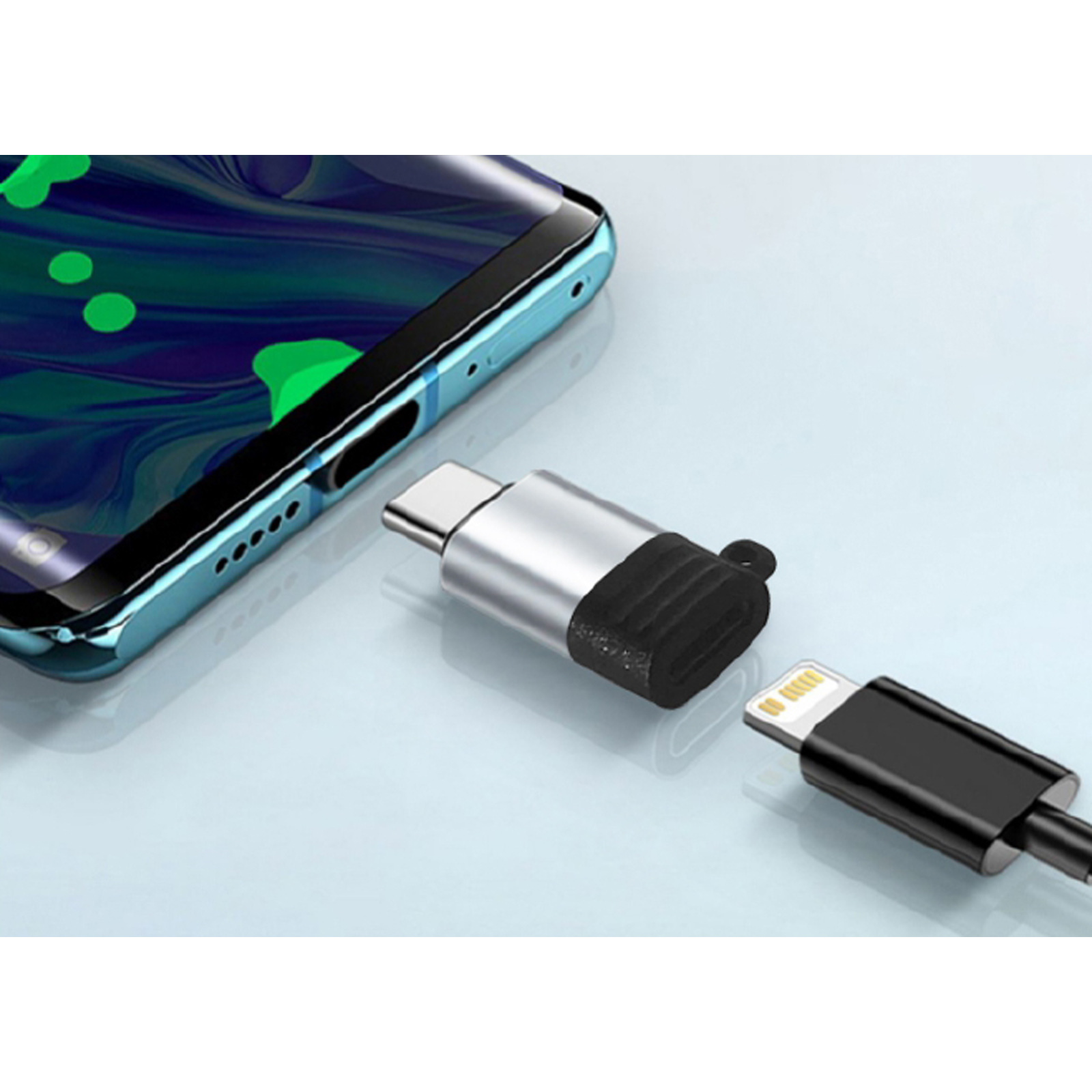 Se muestran un teléfono y dos cables. Un cable está conectado a un adaptador plateado, el otro tiene un conector Lightning.
