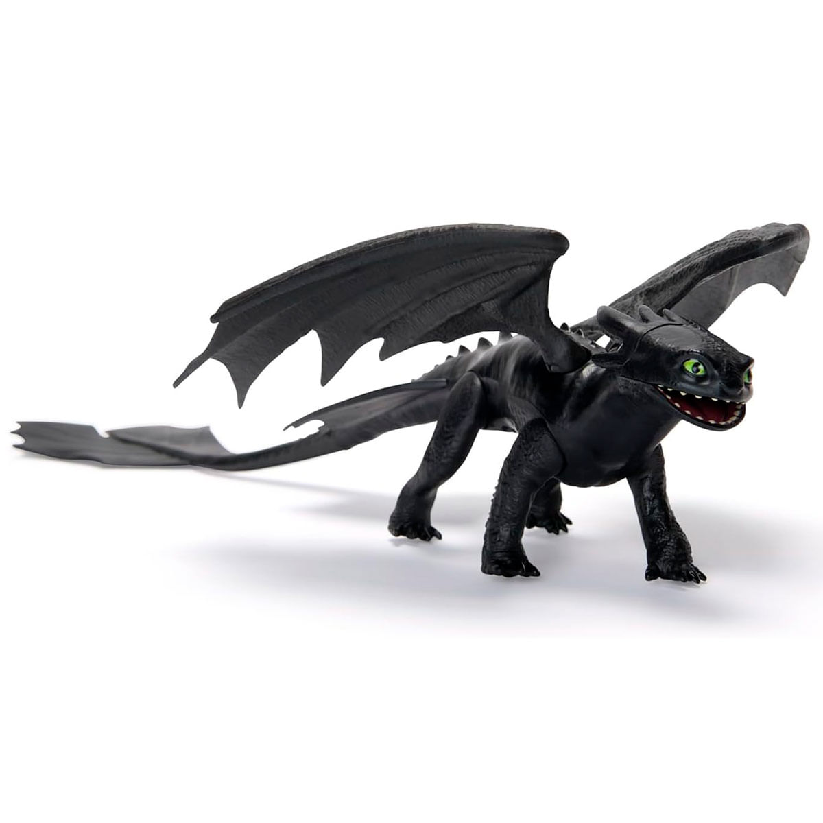 Ein schwarzes Drachenspielzeug mit grünen Augen und offenem Mund, Flügel ausgebreitet, steht auf weißem Grund.