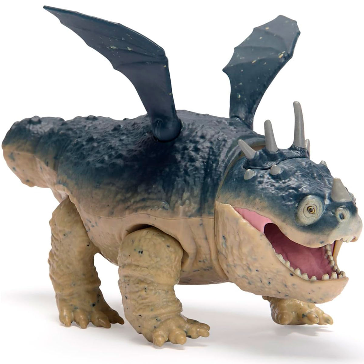 Ein Spielzeugdrache mit blauen Flügeln, einem hellbraunen Bauch und offenem Maul, das ein rosa Inneres zeigt, auf weißem Untergrund.
