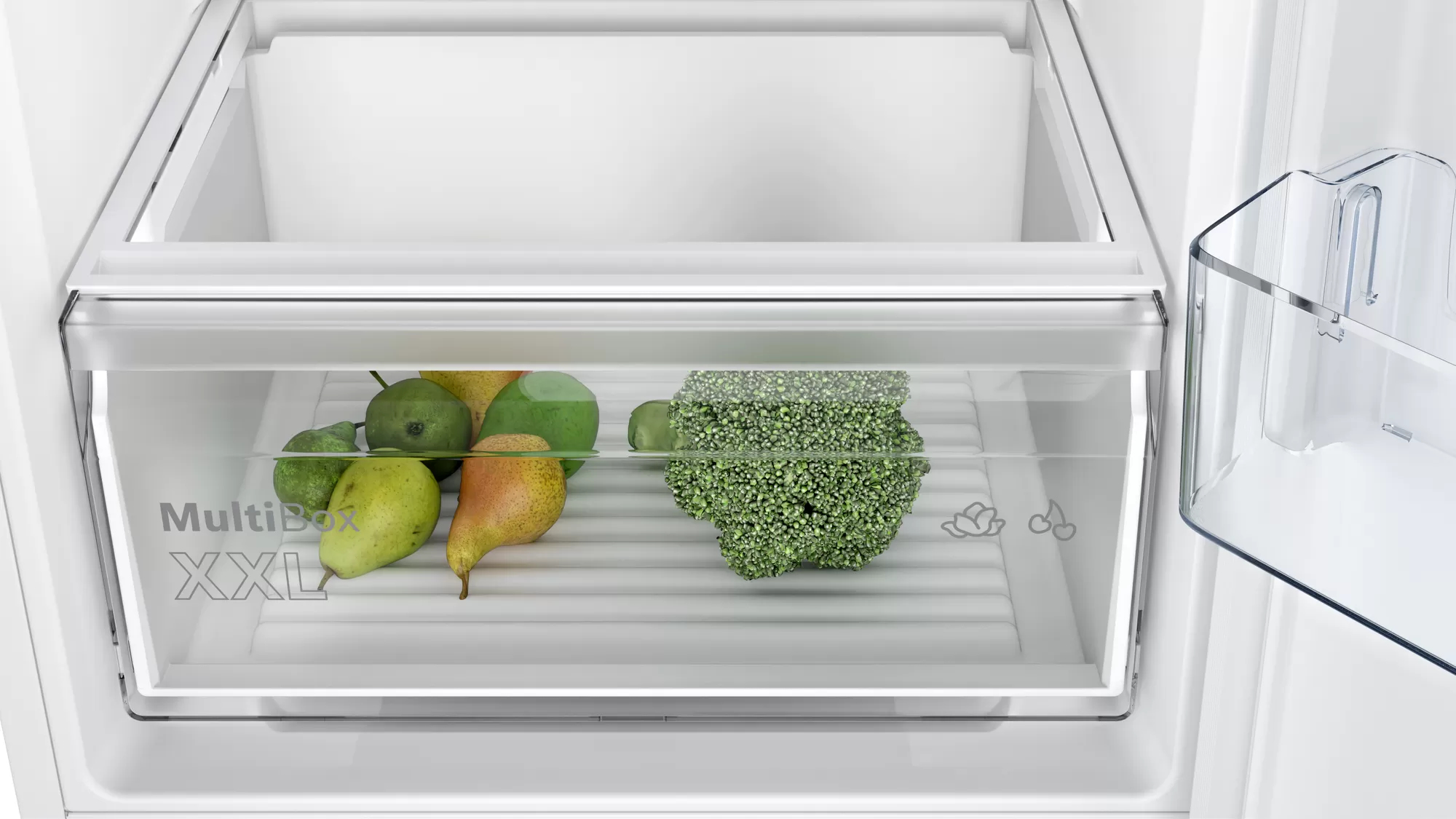 Frigorifero aperto che mostra un cassetto con pere, broccoli e un vano superiore. Plastica trasparente e interno bianco.