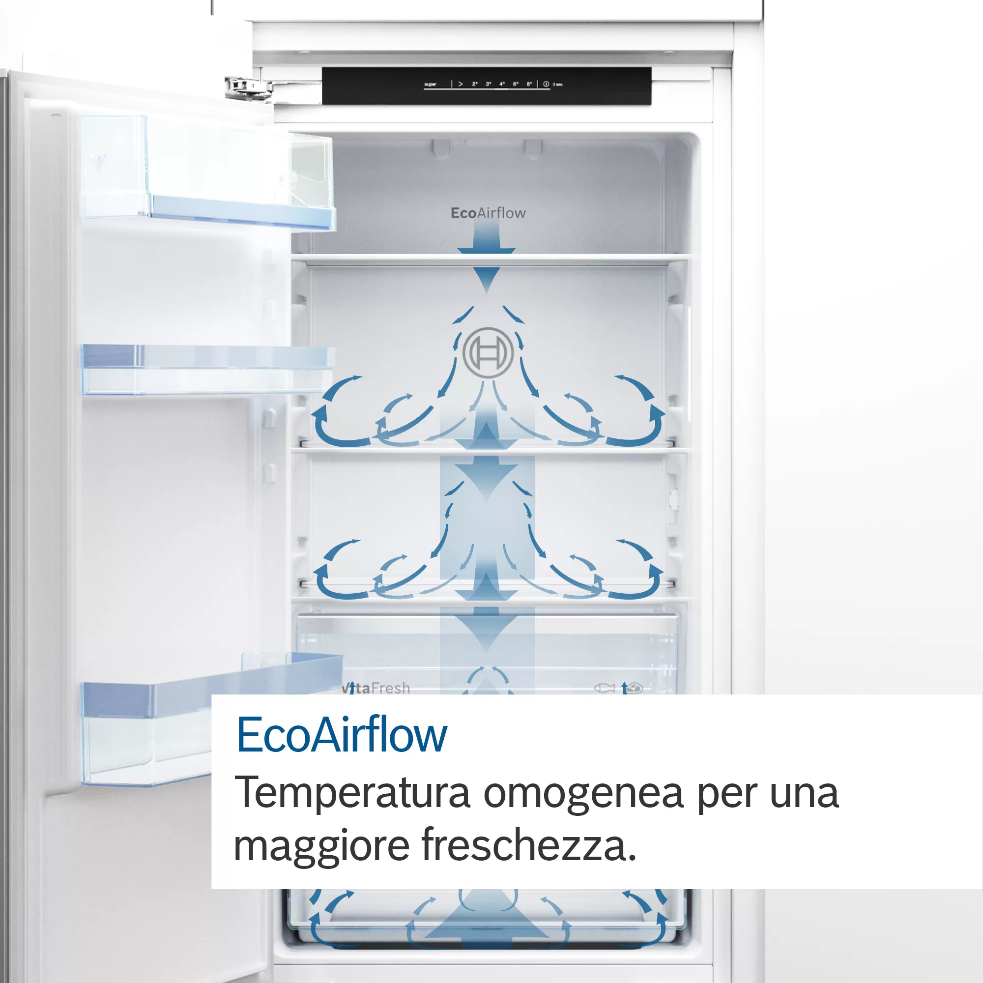 Frigorifero aperto che mostra il sistema EcoAirflow con frecce. Ha ripiani e un pannello di controllo.