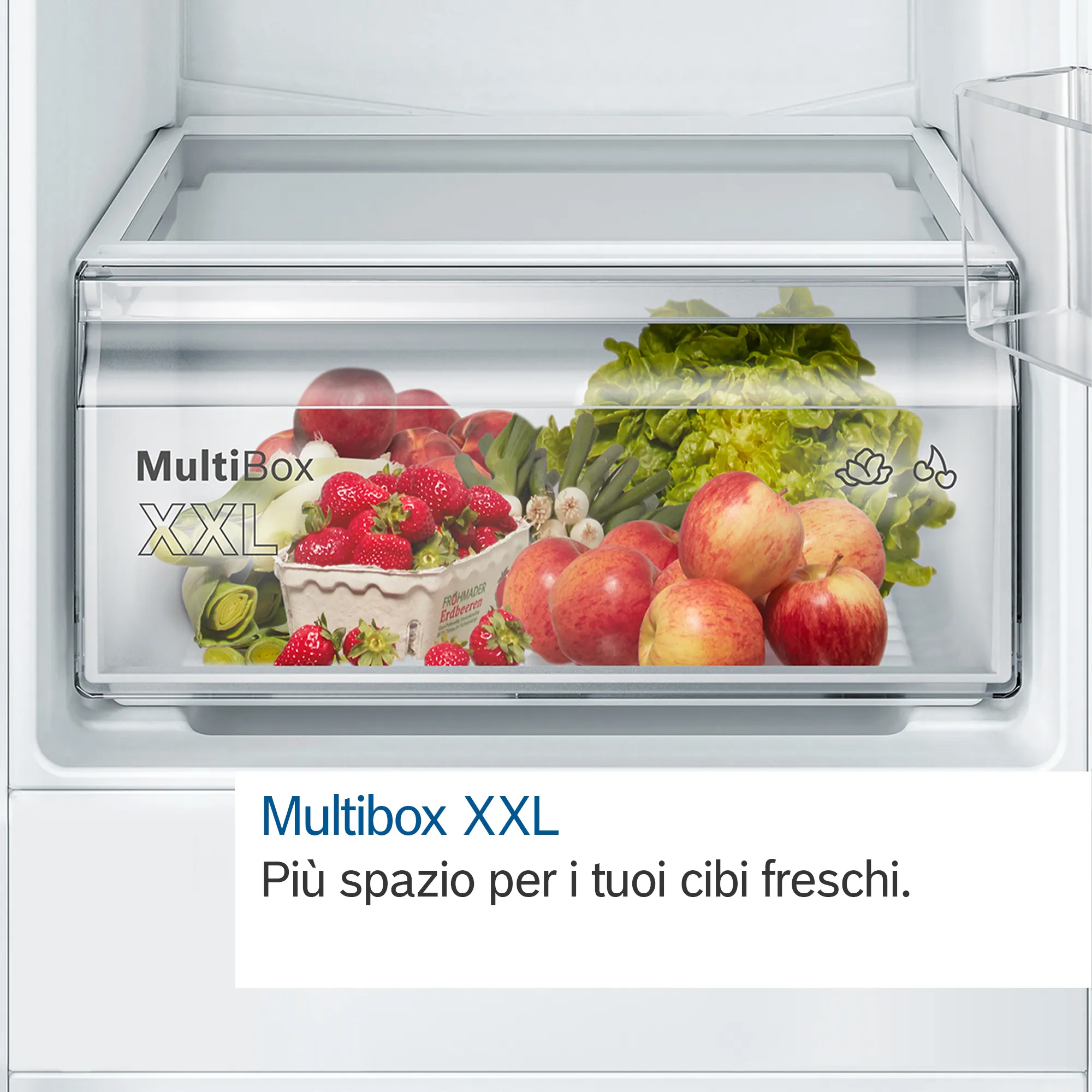 Un cassetto del frigorifero pieno di fragole, mele e lattuga. Il cassetto è etichettato MultiBox XXL.