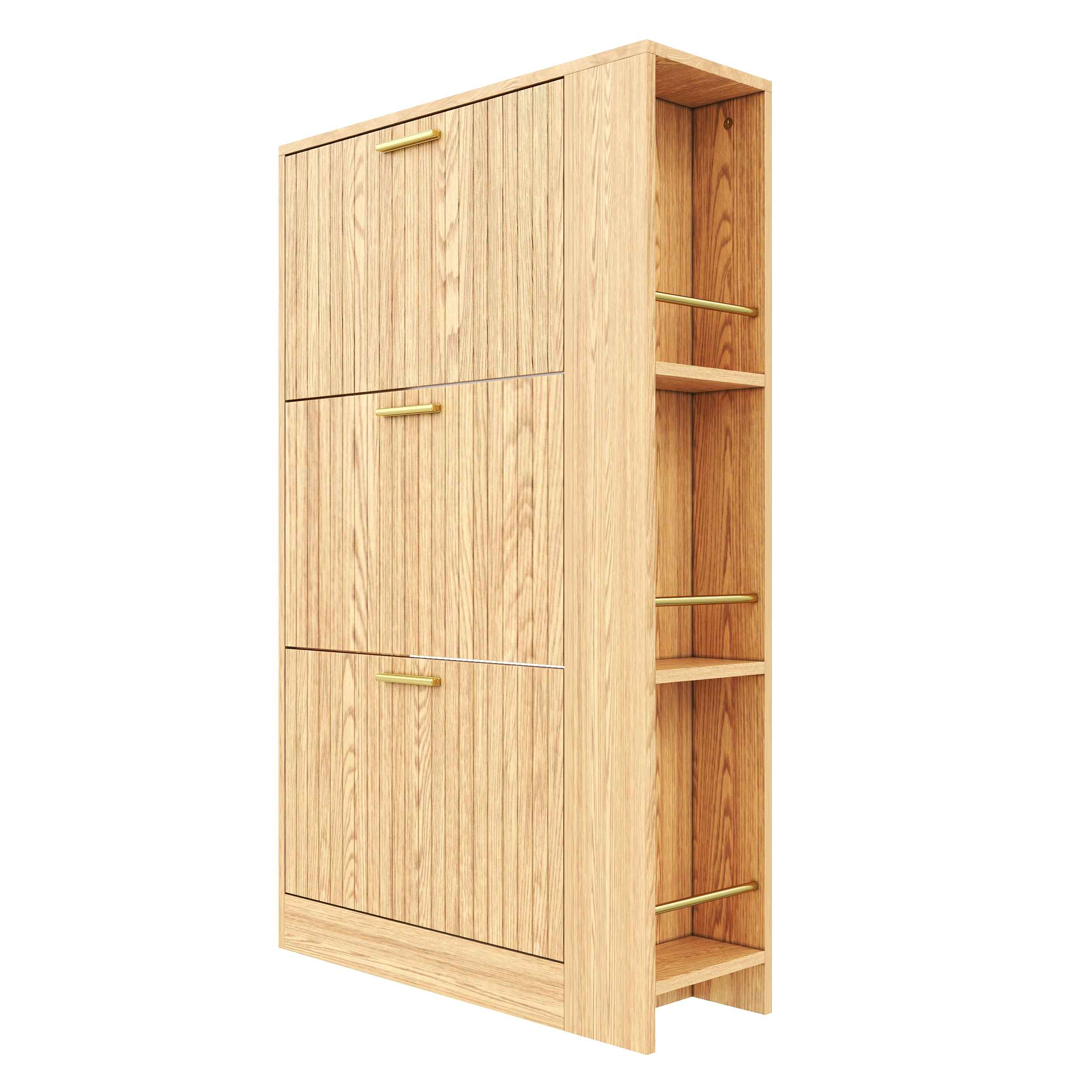 Schuhschrank aus Holz mit drei Türen und Seitenregalen. Goldene Griffe und Stangen. Helle Holzfarbe.