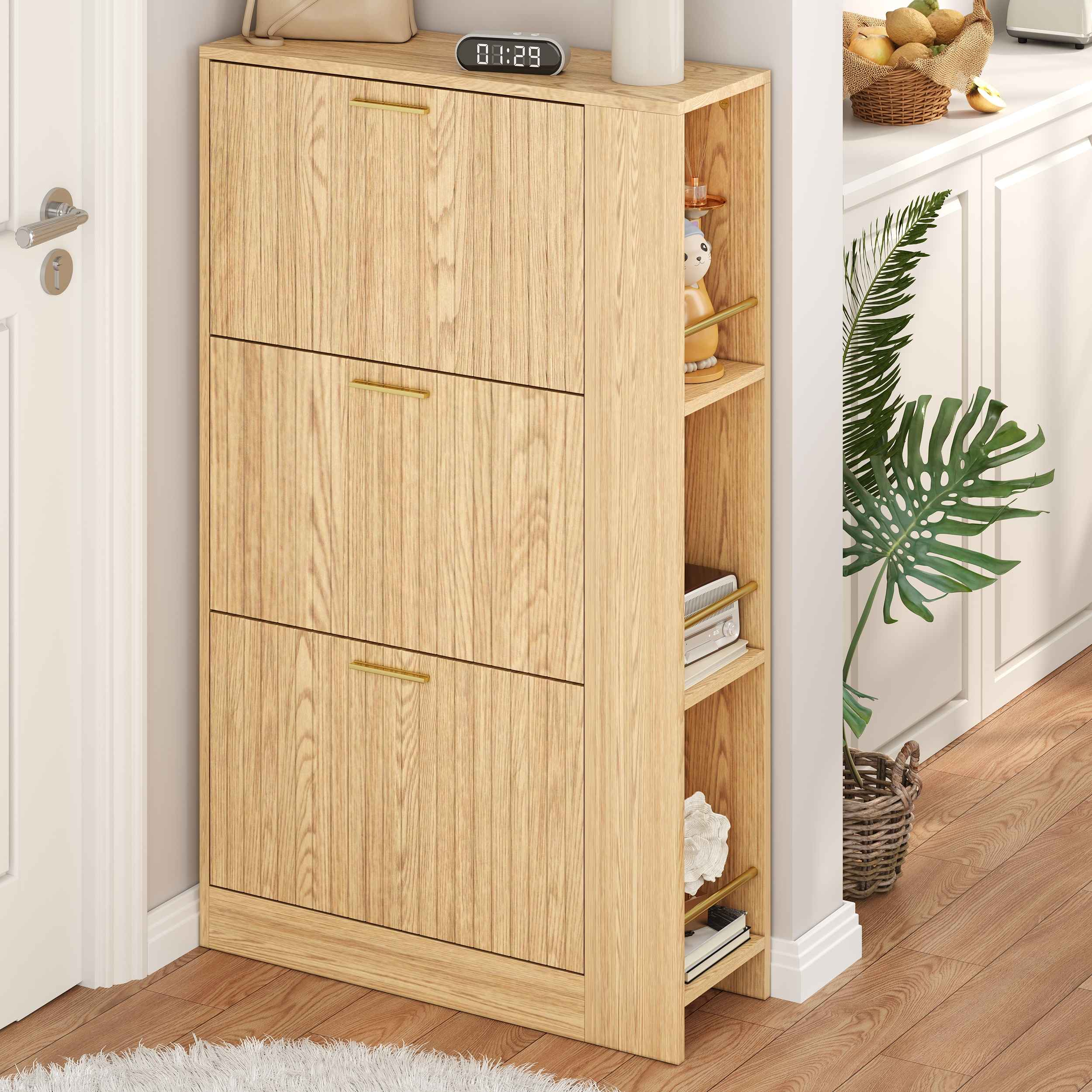 Holzschuhschrank mit drei Türen, Digitaluhr und offenen Regalen. Rechts ein Korb mit Früchten.
