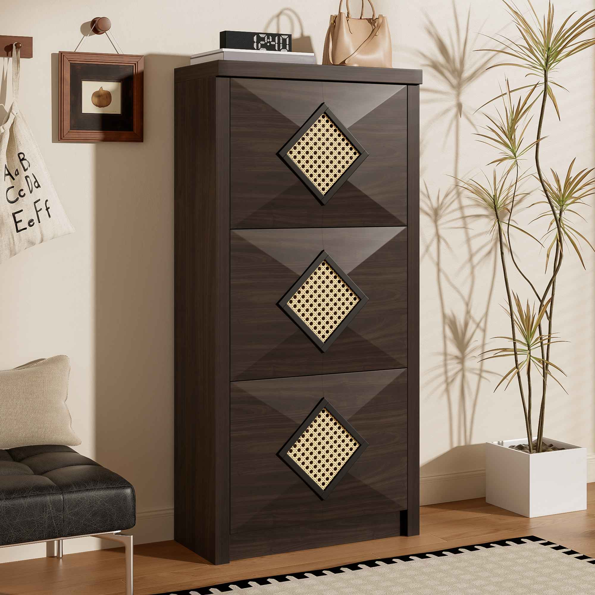Dunkler Holzschrank mit rautenförmigen Webeinsätzen. Eine Handtasche, eine Uhr und eine Pflanze befinden sich darauf oder in der Nähe.