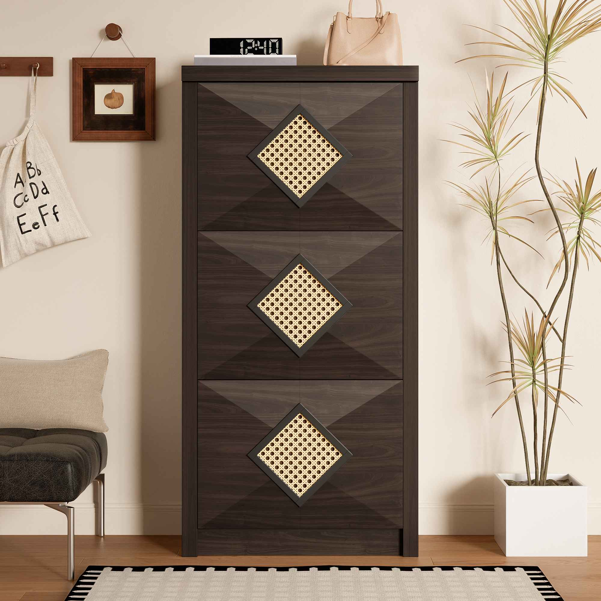 Ein dunkler Holzschrank mit gewebten Diamantakzenten. Rechts eine Pflanze in einem weißen Topf. Links hängt ein Bilderrahmen.