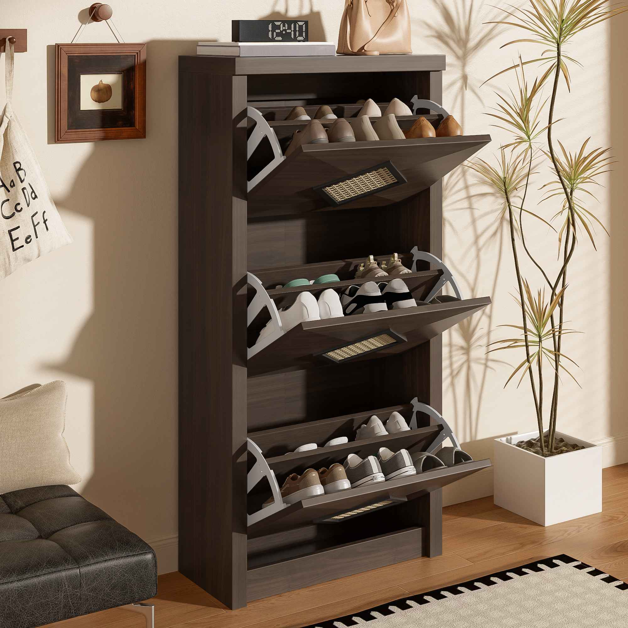 Ein dunkler Schuhschrank aus Holz mit offenen Fächern, in denen Schuhe ausgestellt sind. Eine Pflanze und ein Bilderrahmen sind ebenfalls zu sehen.