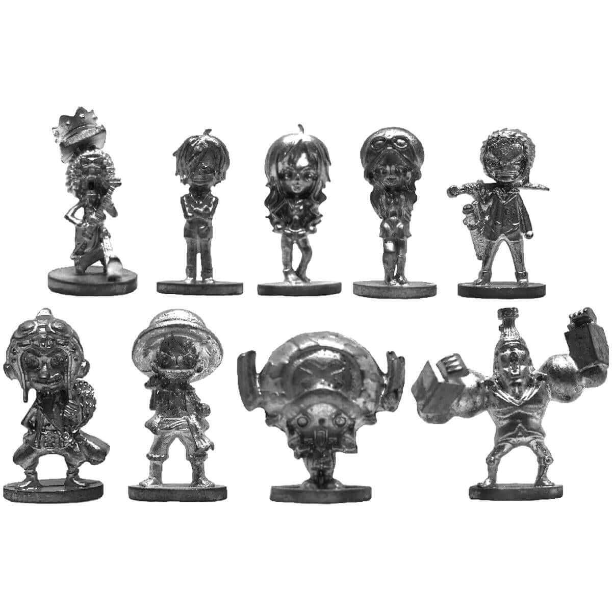 Neun kleine, silberne Figuren von Manga-Charakteren stehen auf Weiß. Figuren haben unterschiedliche Posen, auf kleinen runden Sockeln.