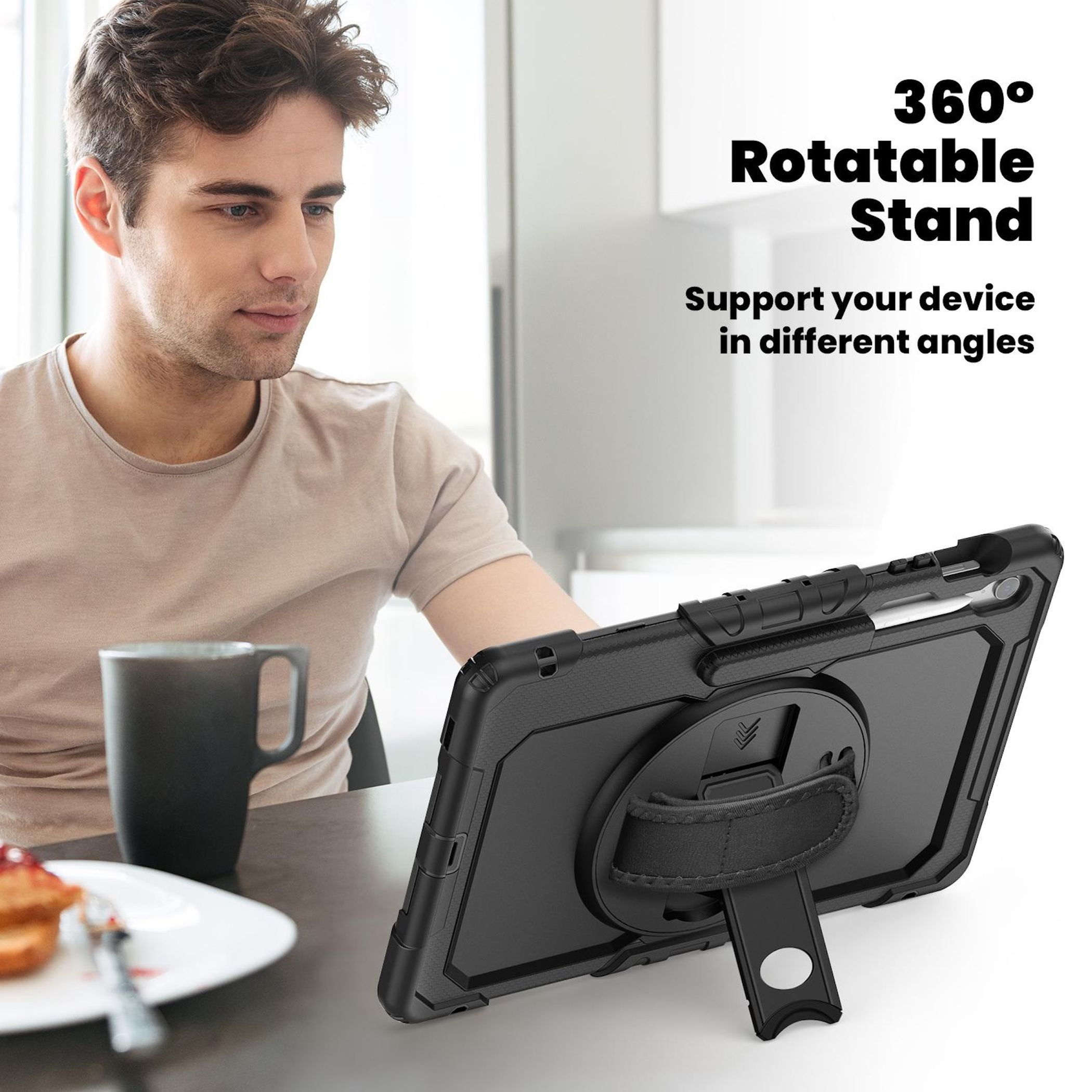 Mann mit Tasse und Tablet-Hülle mit Ständer. Text: 360° drehbarer Ständer. Unterstützen Sie Ihr Gerät in verschiedenen Winkeln.