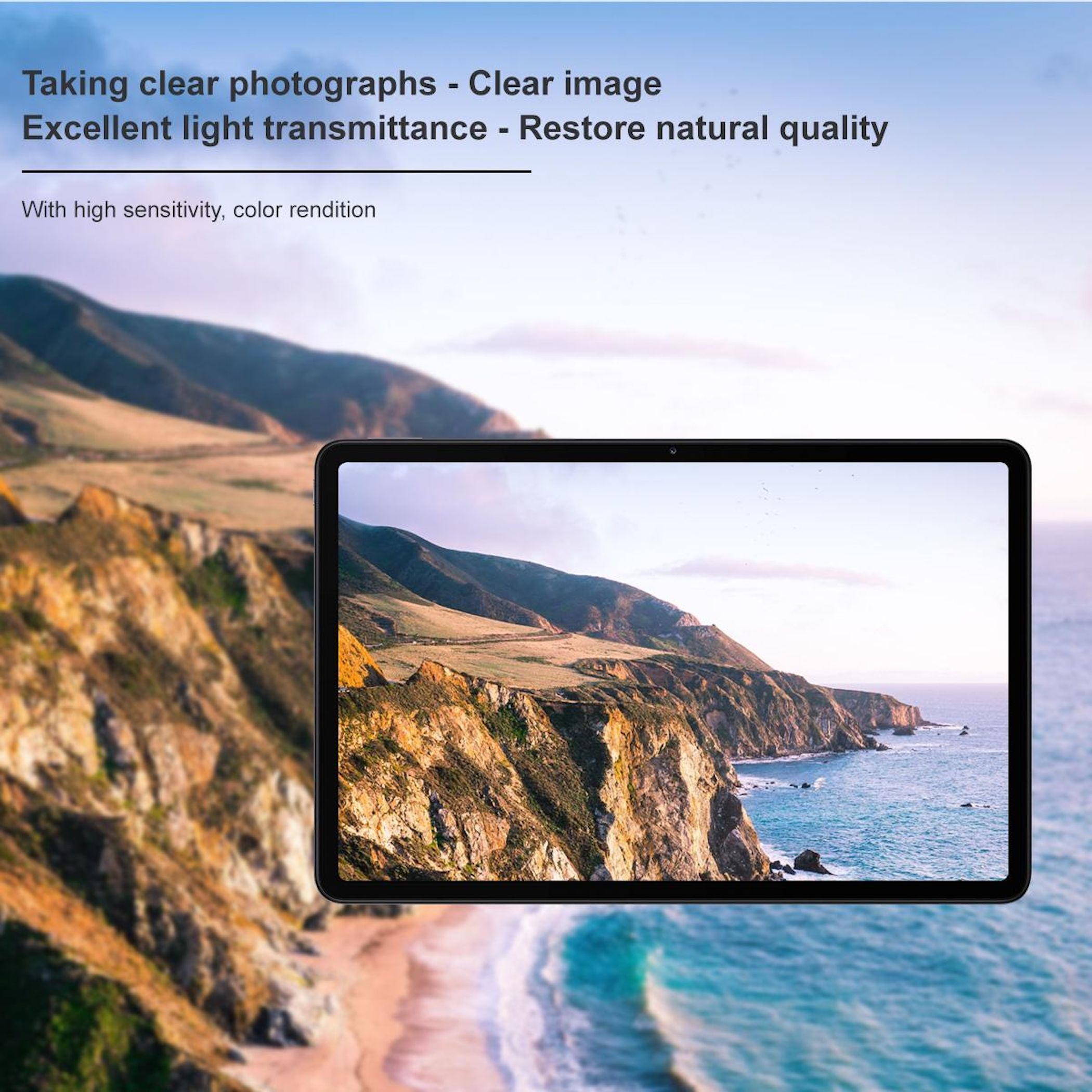 Un tablet mostra un paesaggio costiero. Sono visibili montagne, oceano e spiaggia. Il cielo è blu.