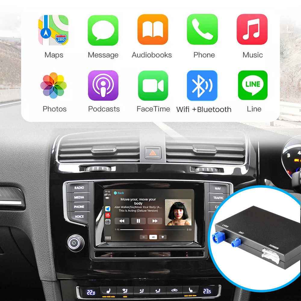 Cruscotto auto con app come Mappe e Musica, riproduce una canzone. Un piccolo box nero con connettori nell'angolo.
