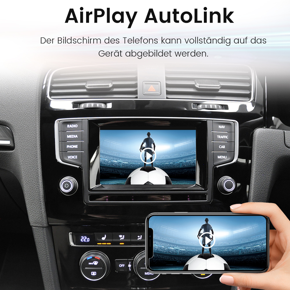 Auto-Armaturenbrett mit Telefon-Screen-Mirroring. Display zeigt Fußballspieler auf Ball, Telefon zeigt dasselbe.