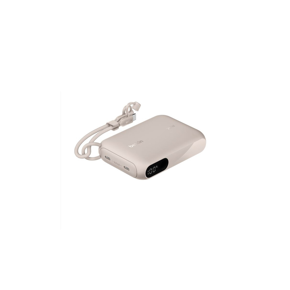 Un power bank Belkin beige con cavo collegato, che mostra il 100% di carica. Il power bank è su sfondo bianco.