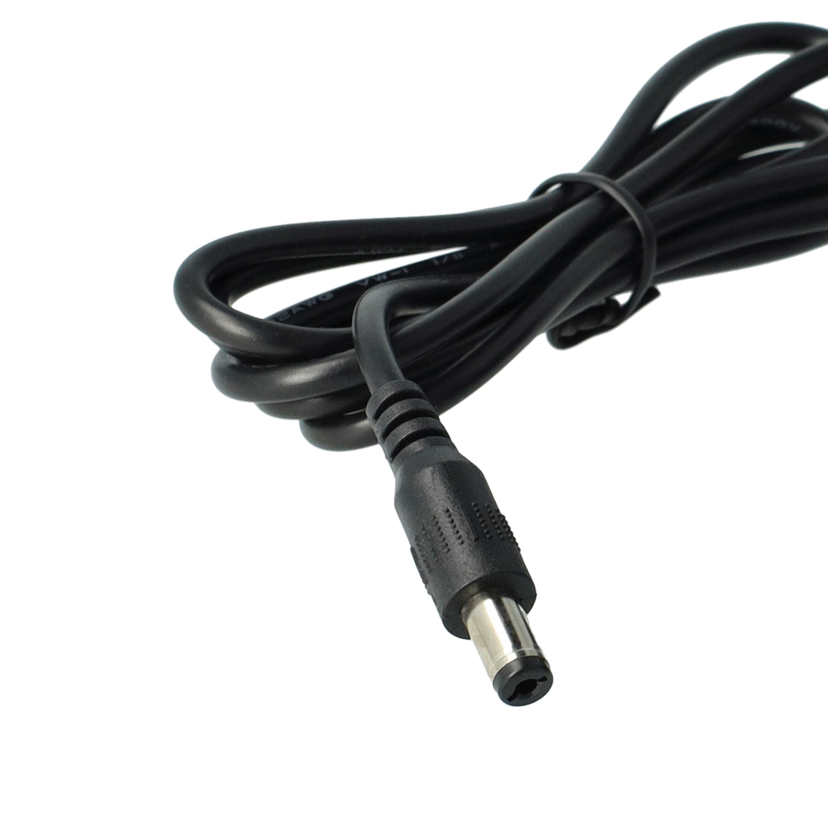 Ein schwarzes Netzkabel mit DC-Stecker auf weißem Hintergrund. Das Kabel ist aufgerollt. Der Stecker ist vorne.