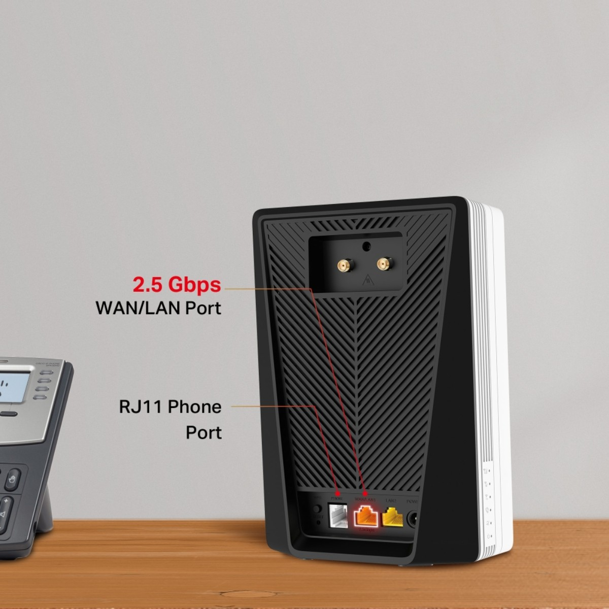 Ein schwarz-weißer Router mit Beschriftungen wie '2,5 Gbit/s WAN/LAN Port' und 'RJ11 Telefonanschluss' auf Holzoberfläche.