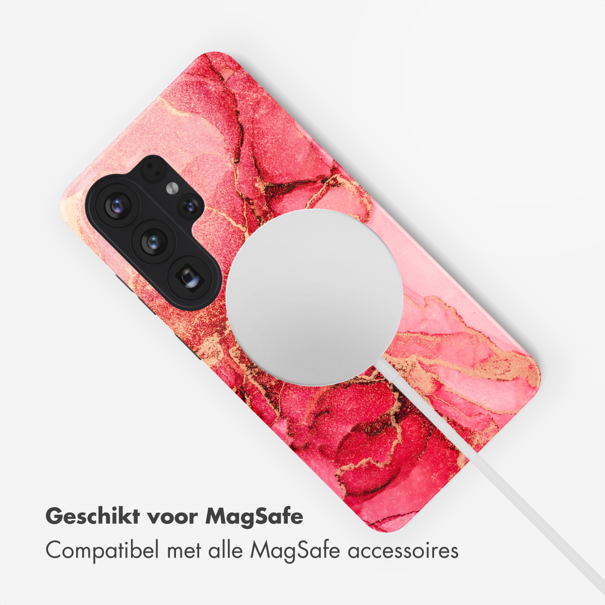 Une coque de téléphone avec un motif marbre rose, un cercle blanc et un téléphone avec plusieurs lentilles. Compatible MagSafe.