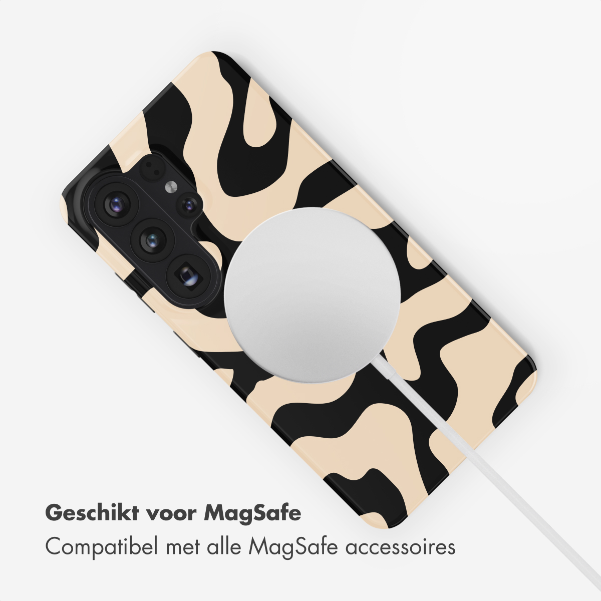 Un étui de téléphone avec un motif noir et beige est présenté avec un chargeur MagSafe. Le fond est blanc.