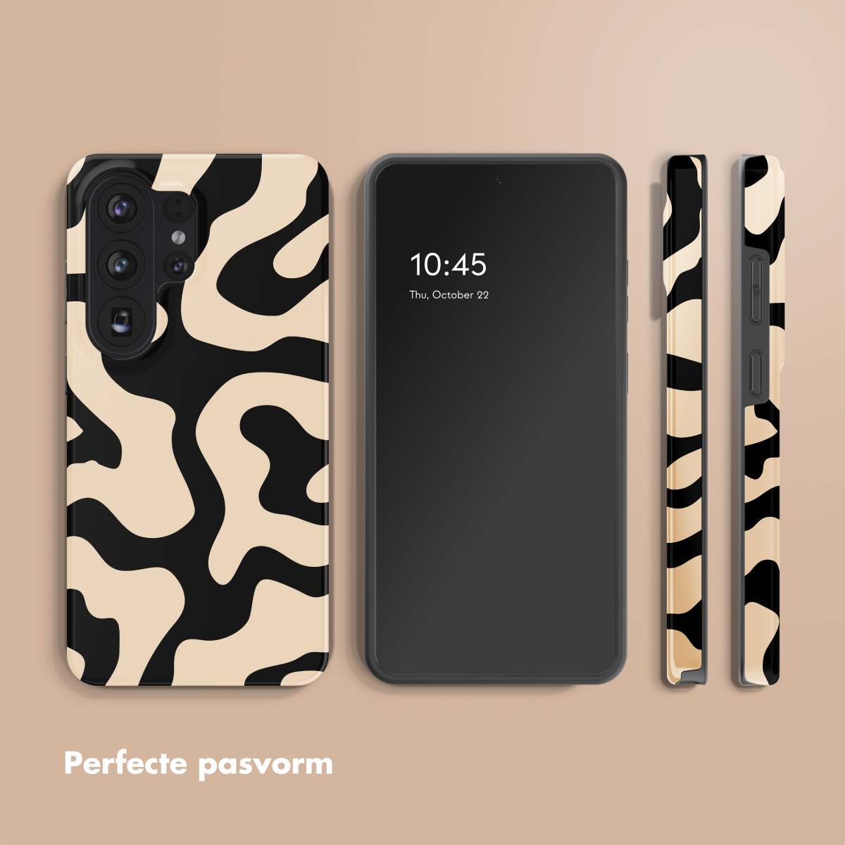 Un téléphone et trois coques avec un motif abstrait noir et beige, affichant l'heure 10:45 sur le téléphone.