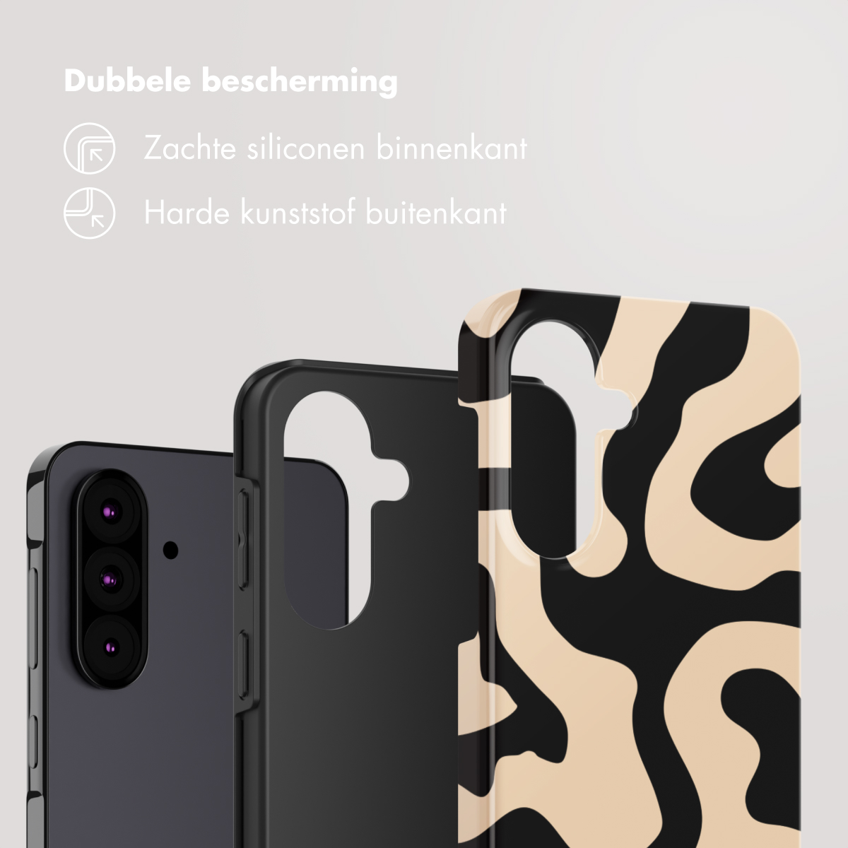 Drie telefoonhoesjes: zwart, zwart met beige patroon en een zwarte telefoon. Tekst: Dubbele bescherming, zachte siliconen binnenkant, hard plastic buitenkant.