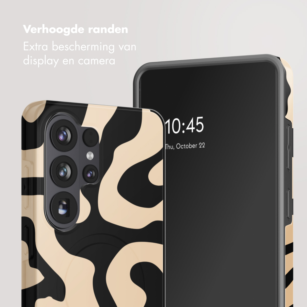 Deux smartphones avec des étuis à motifs. L'un montre l'appareil photo, l'autre l'écran avec l'heure. Les deux ont des bords surélevés.