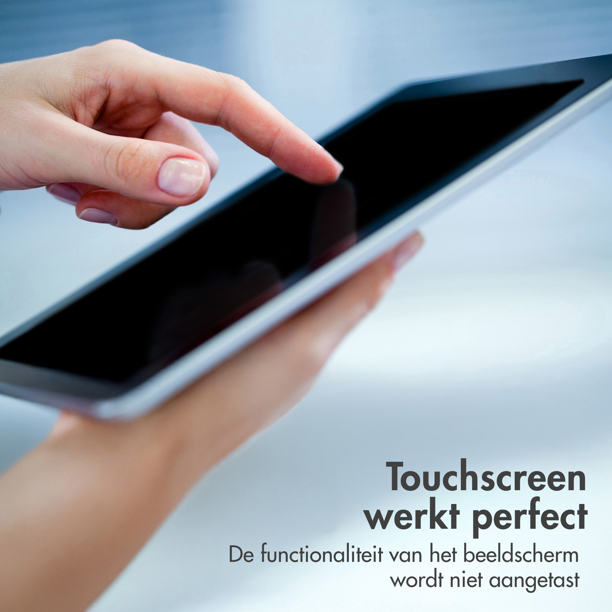 Una mano tocca lo schermo di un tablet. Lo schermo è nero. Testo a destra: 'Touchscreen funziona perfettamente'.
