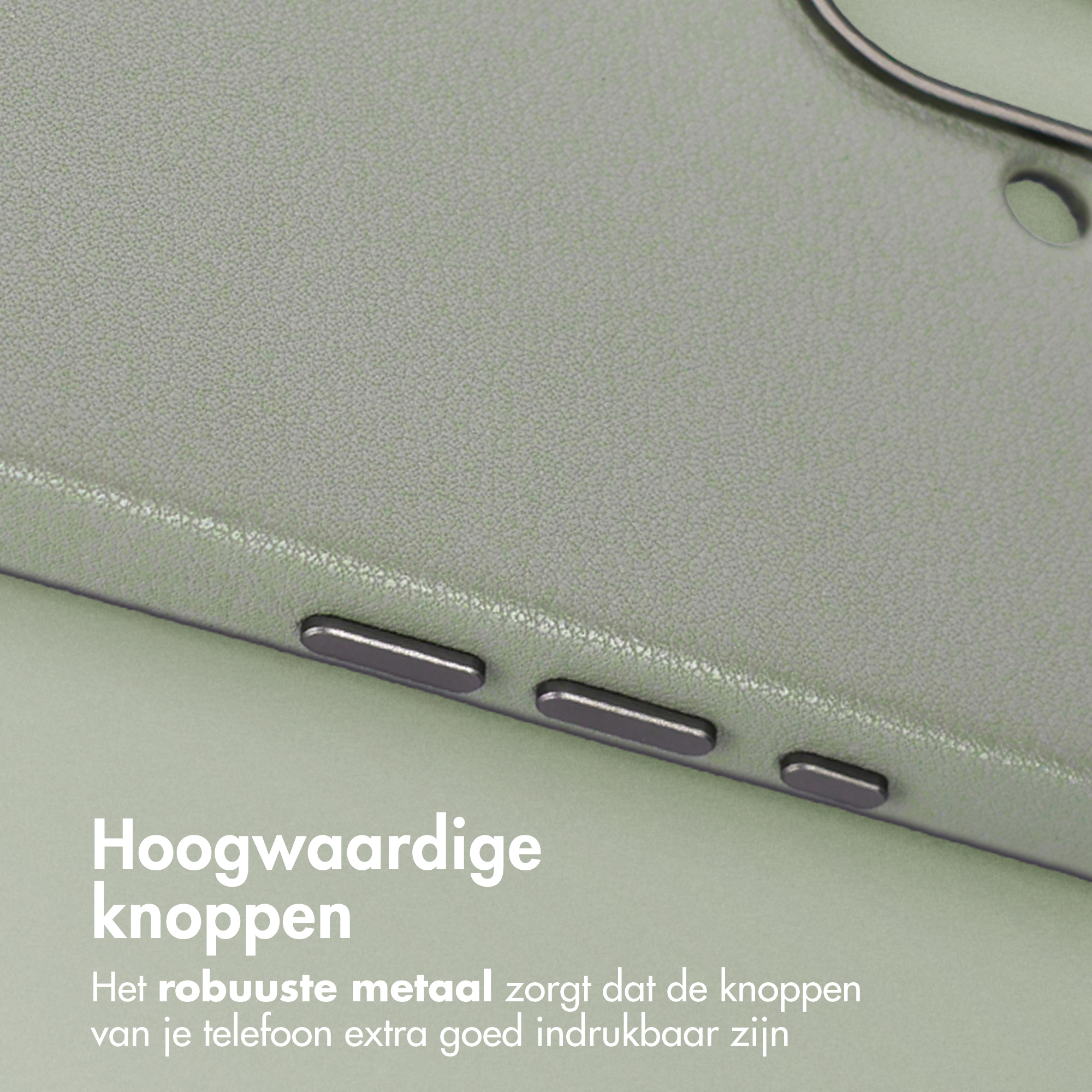 Gros plan d'une coque de téléphone avec trois boutons argentés. La coque est vert clair avec une surface texturée.